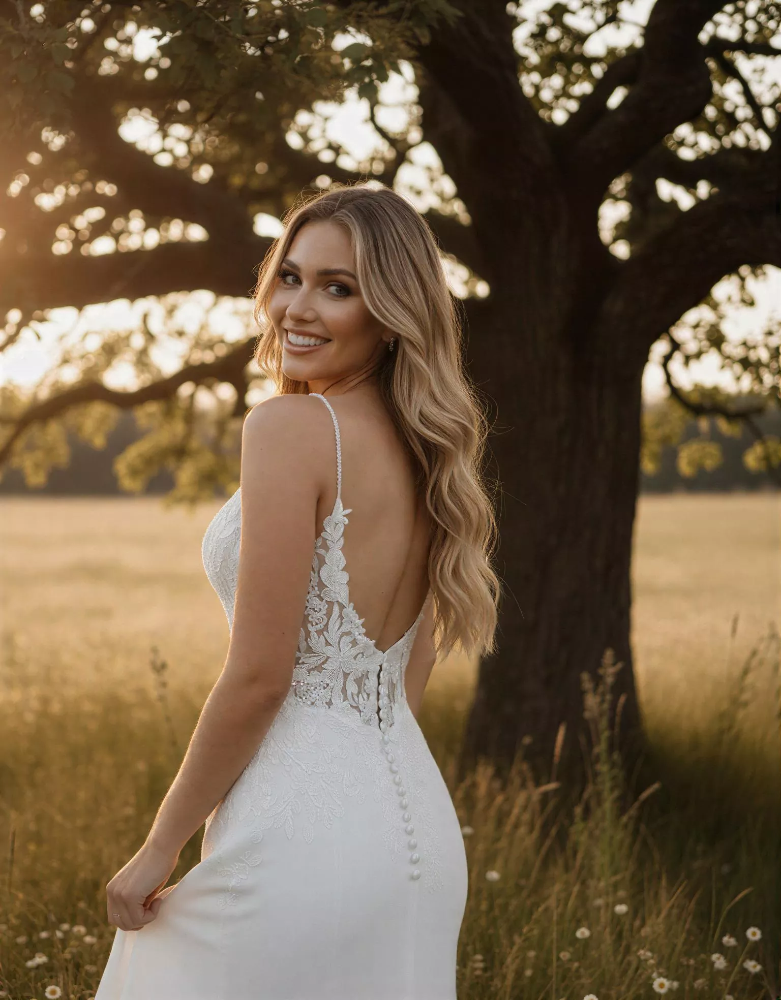 vestido-novia-Eunice-atelieressential-satén-escotev-espaldaabierta-atelierdebodas