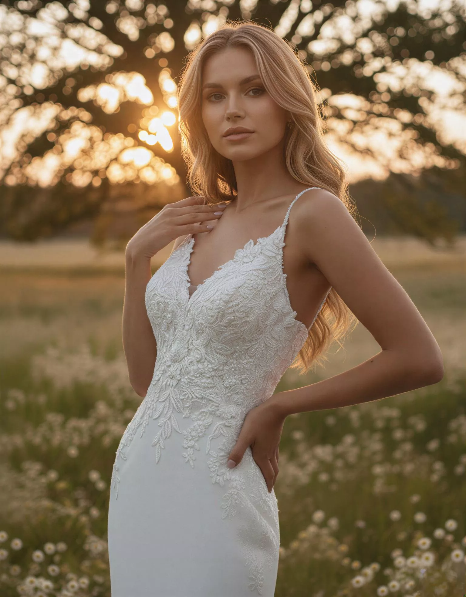 vestido-novia-Eunice-atelieressential-satén-escotev-espaldaabierta-atelierdebodas