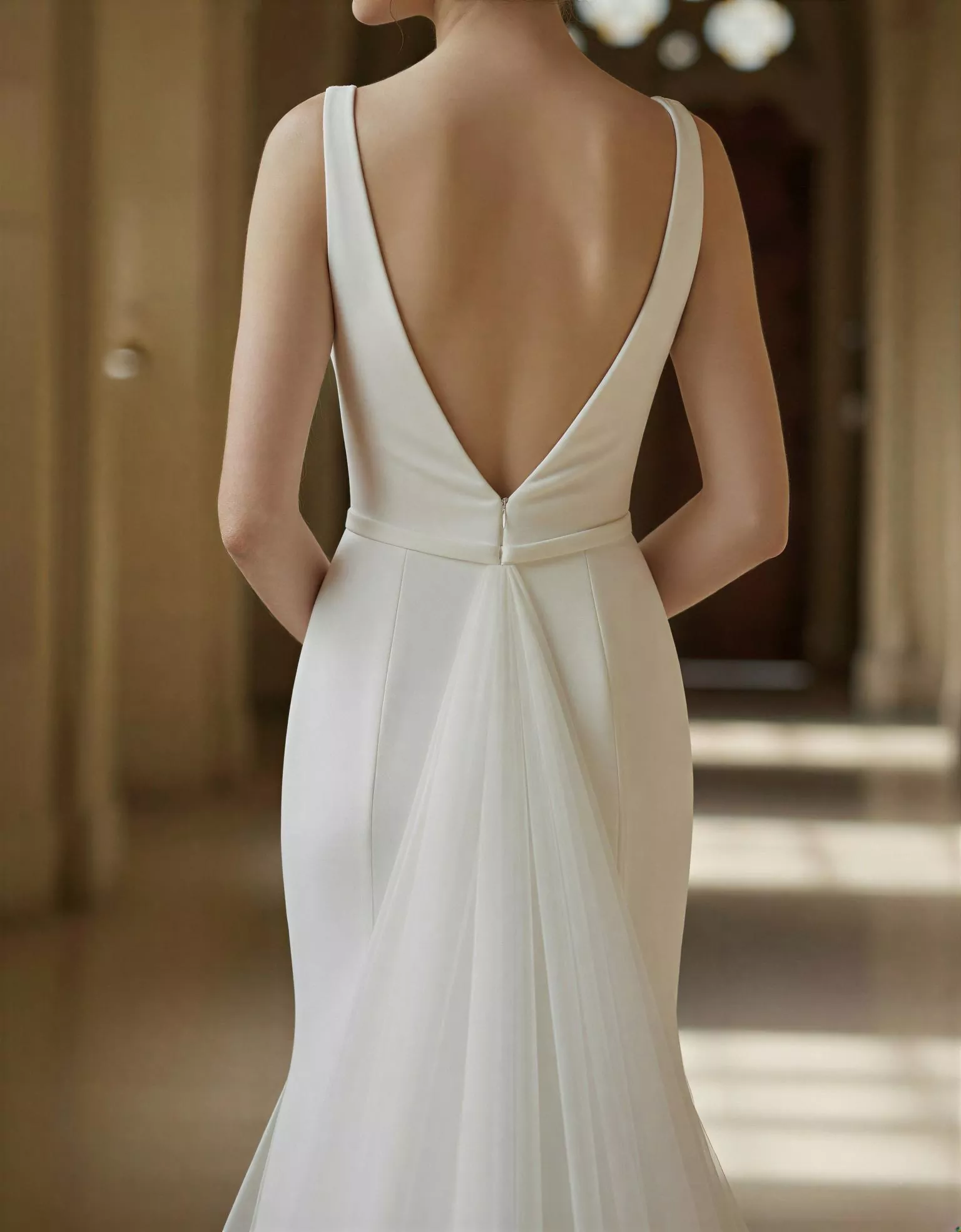 vestido-novia-ralda-atelierromance-satén-escotecorazón-espaldaenv-atelierdebodas