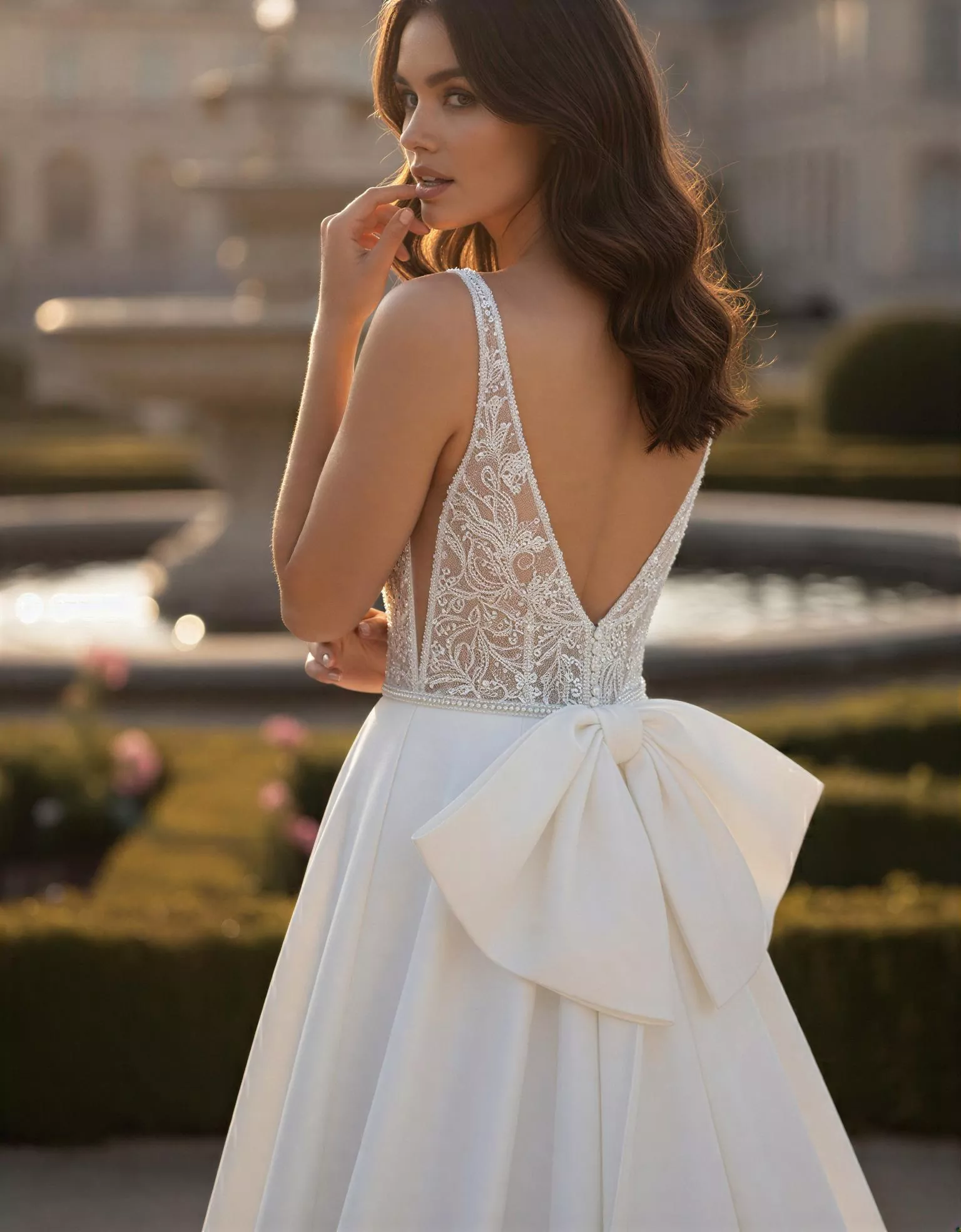 vestido-novia-rinoa-atelierromance-satén-escotev-espaldaenv-atelierdebodas