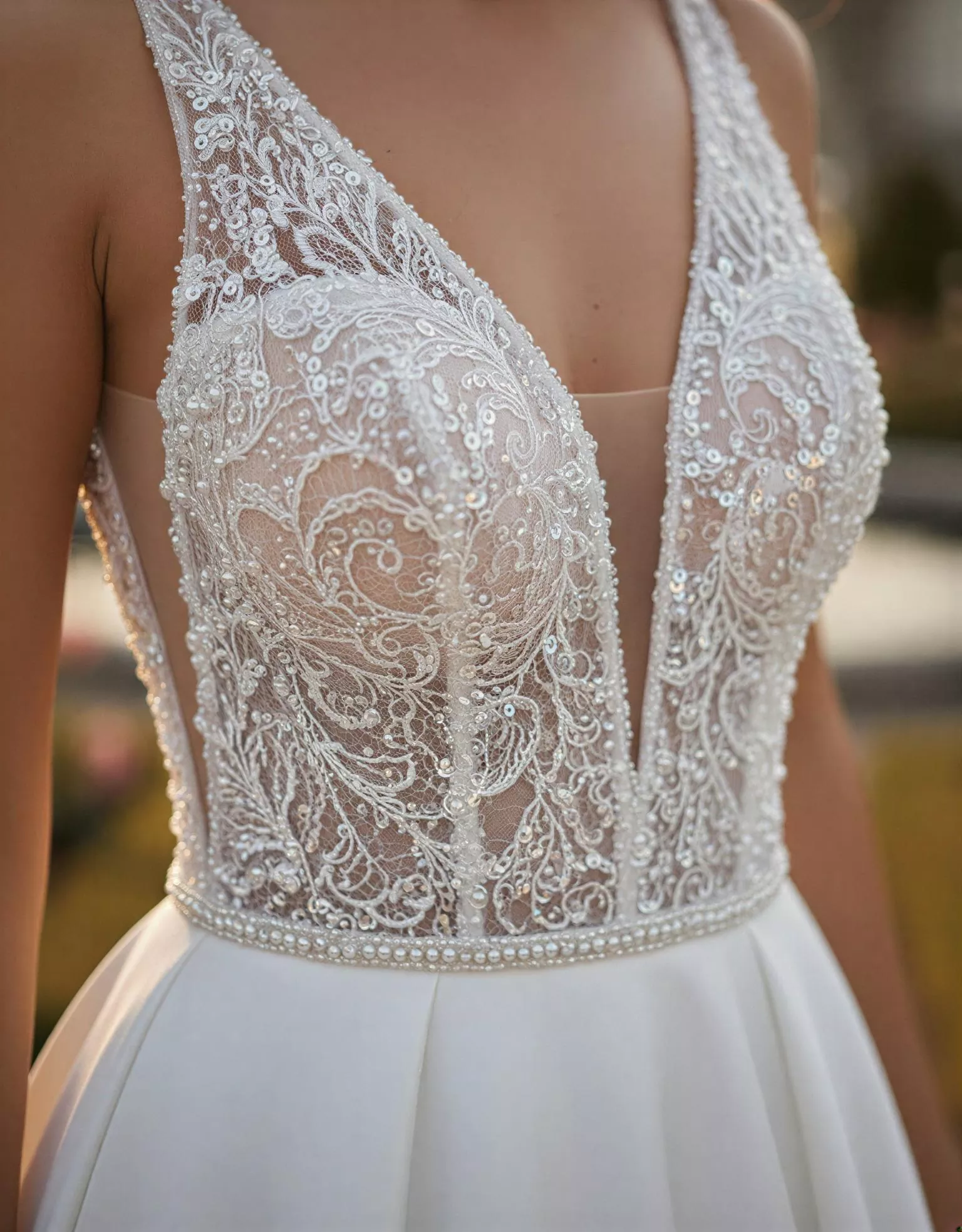 vestido-novia-rinoa-atelierromance-satén-escotev-espaldaenv-atelierdebodas