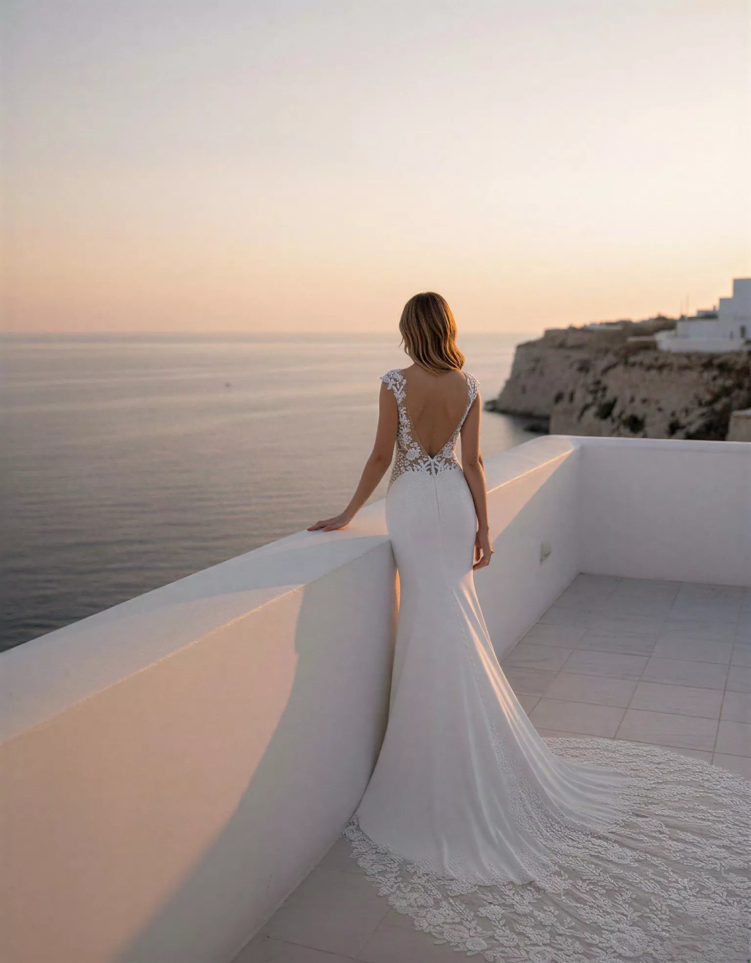 vestido-novia-carmeline-ateliercouture-encaje-escotev-espaldaenv-atelierdebodas