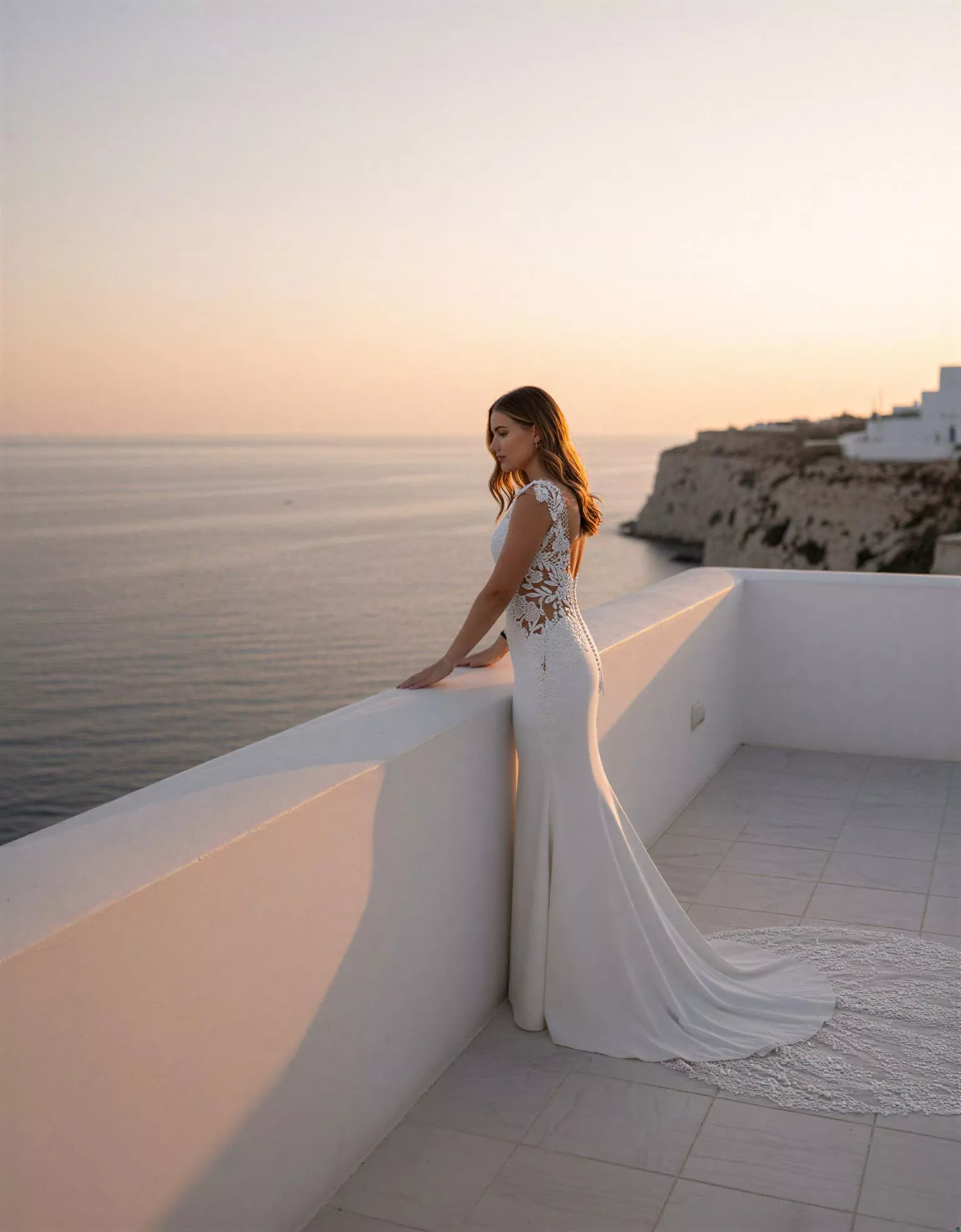 vestido-novia-carmeline-ateliercouture-encaje-escotev-espaldaenv-atelierdebodas