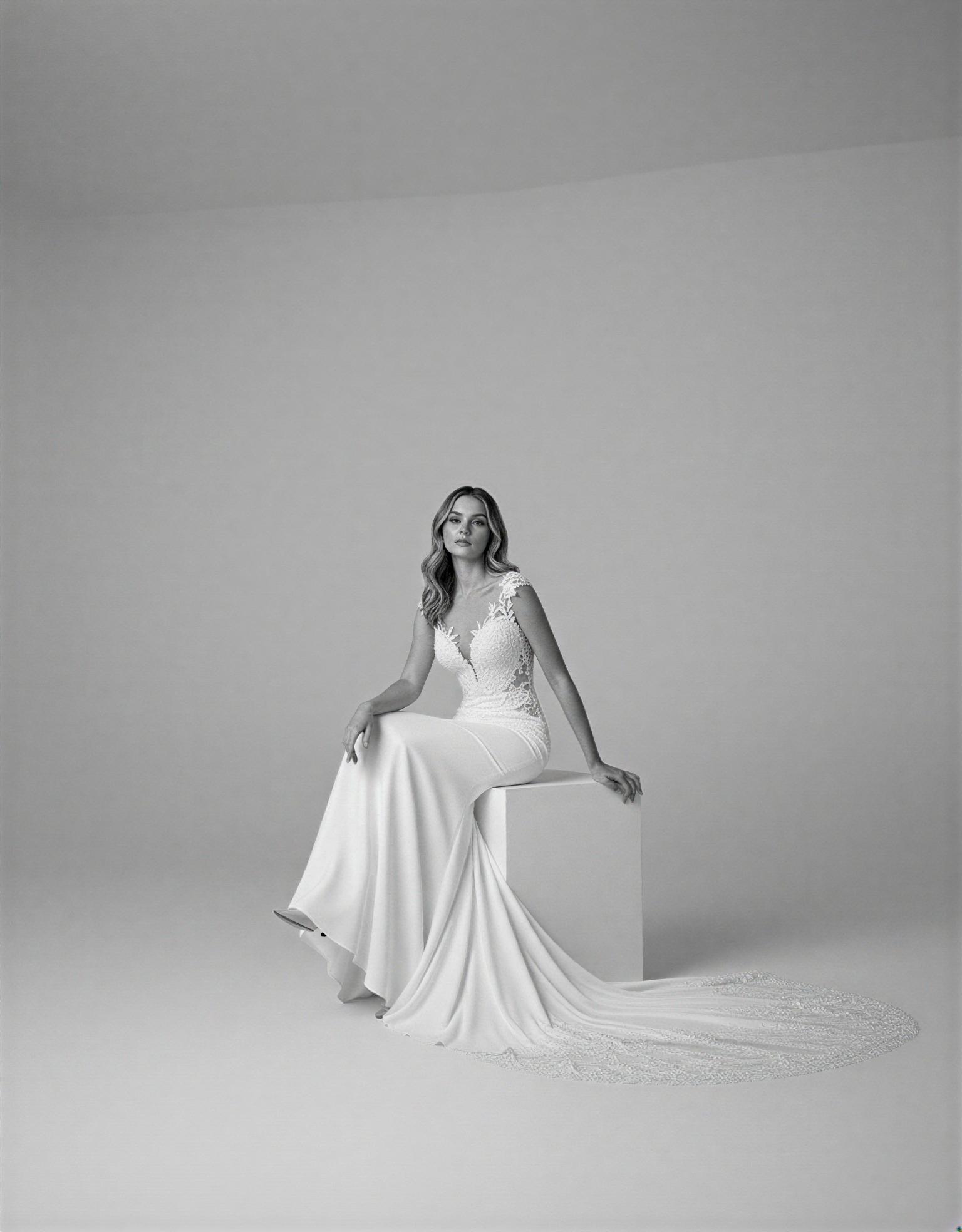 vestido-novia-carmeline-ateliercouture-encaje-escotev-espaldaenv-atelierdebodas