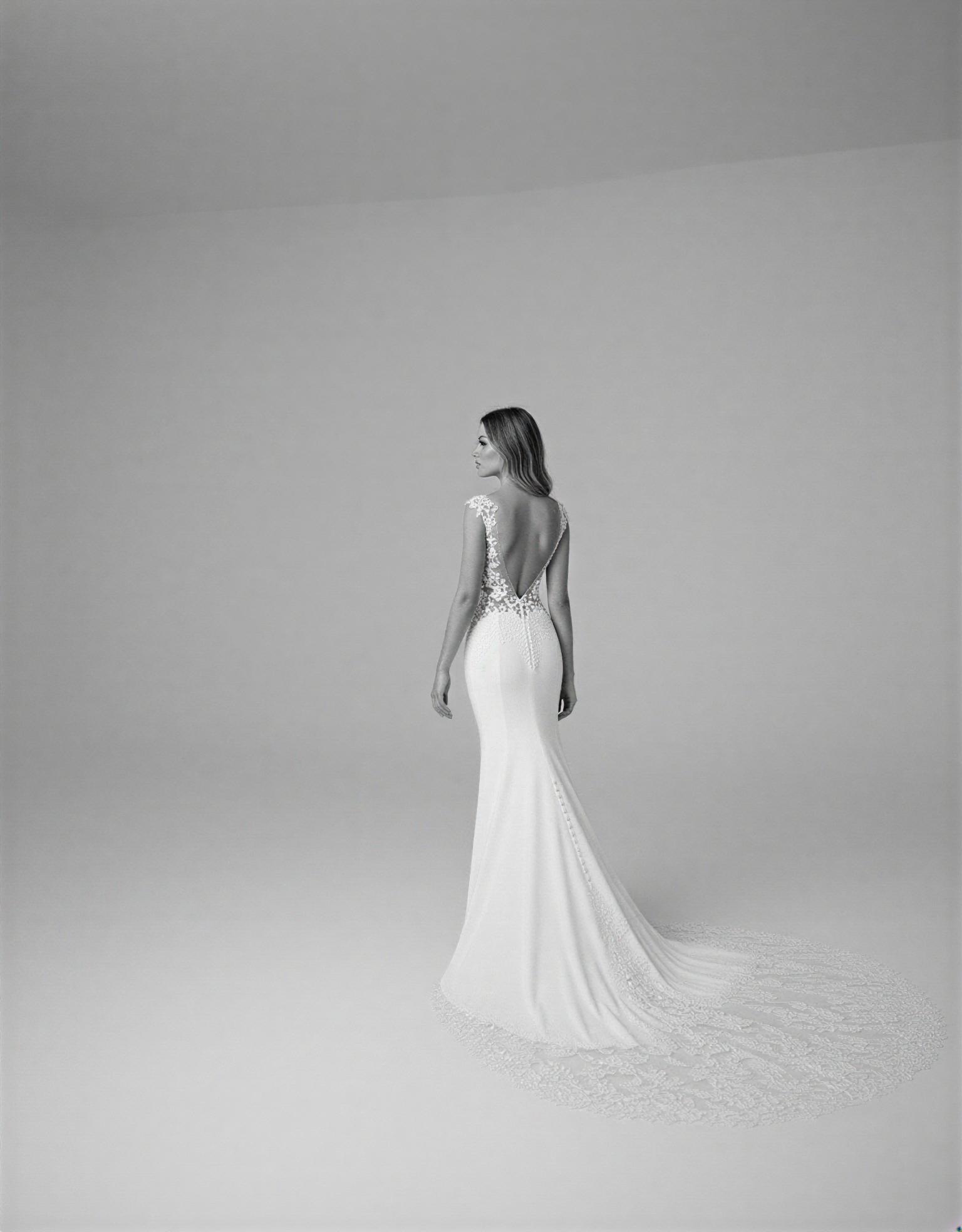 vestido-novia-carmeline-ateliercouture-encaje-escotev-espaldaenv-atelierdebodas