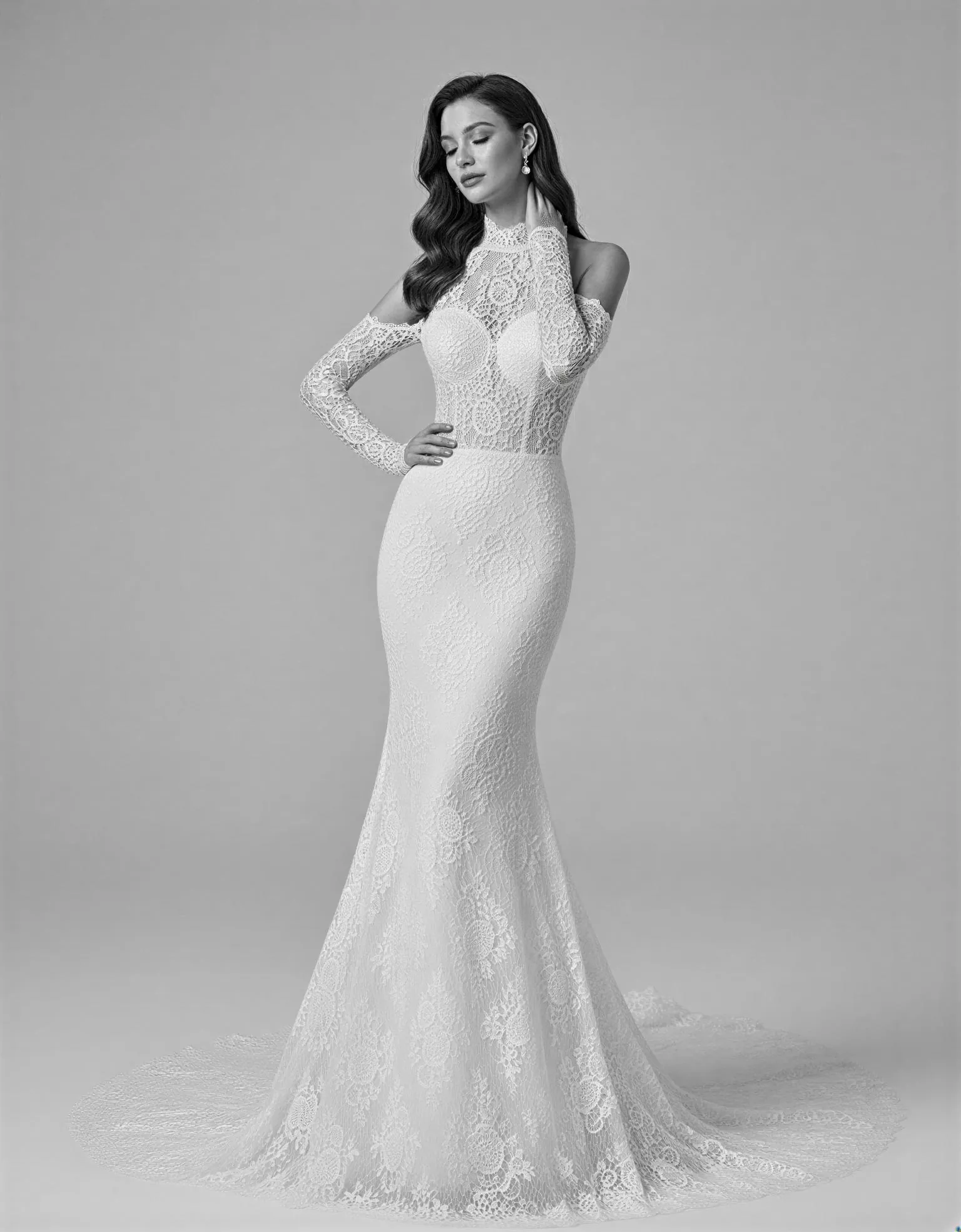 vestido-novia-calyra-ateliercouture-encaje-escotecerrado-espaldaenv-atelierdebodas