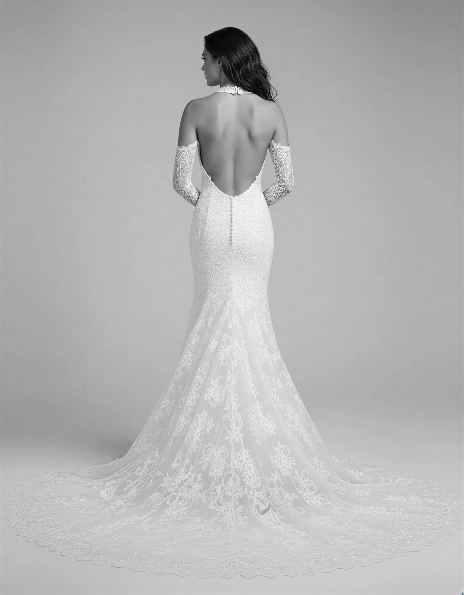 vestido-novia-calyra-ateliercouture-encaje-escotecerrado-espaldaenv-atelierdebodas