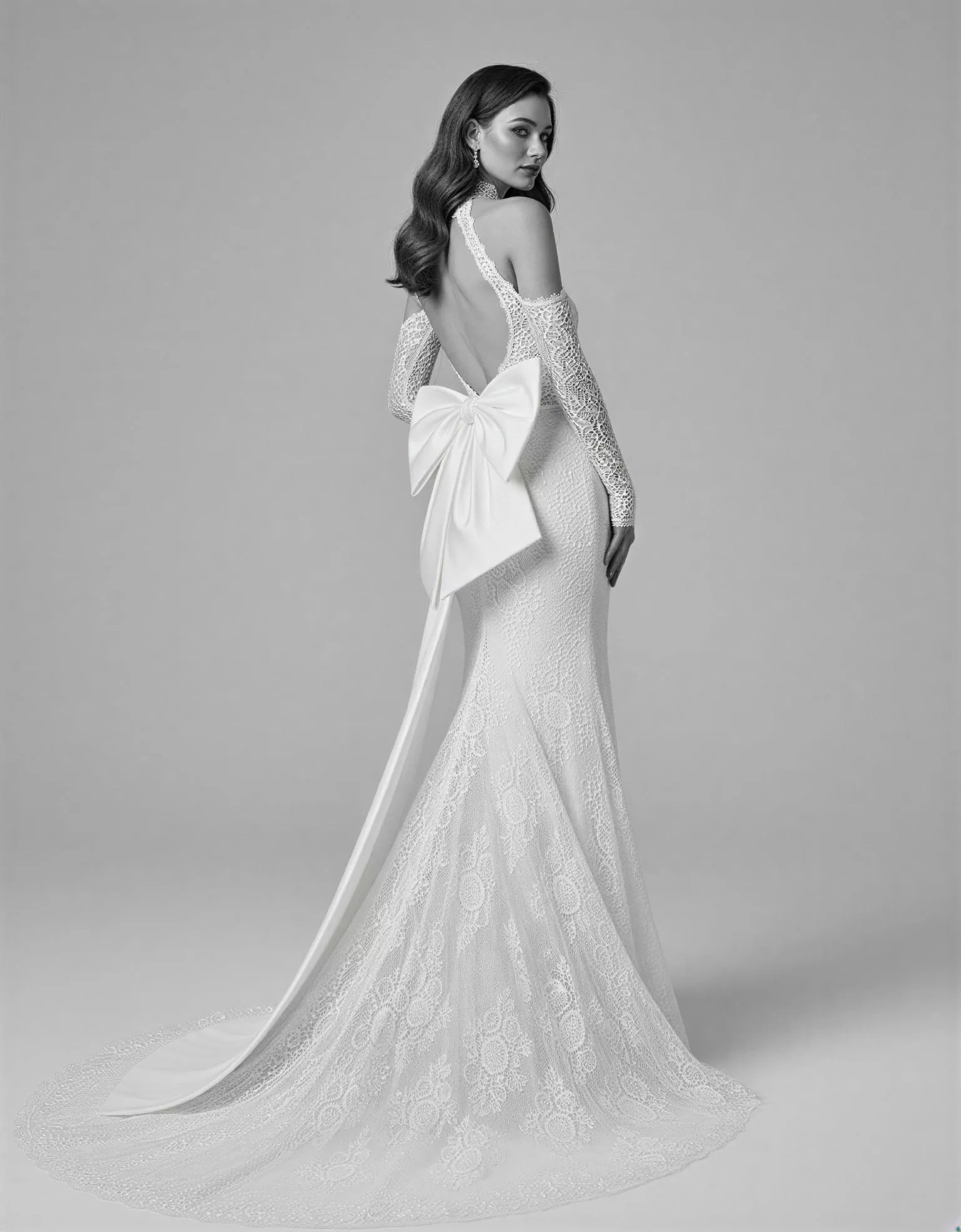 vestido-novia-calyra-ateliercouture-encaje-escotecerrado-espaldaenv-atelierdebodas