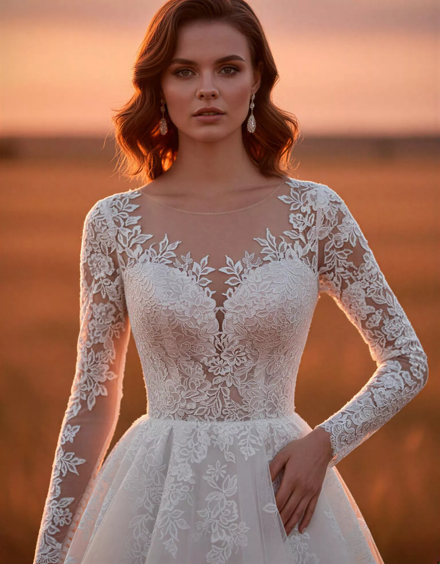 vestido-novia-ebanora-atelieressential-encaje-escotecerrado-espaldaenv-atelierdebodas