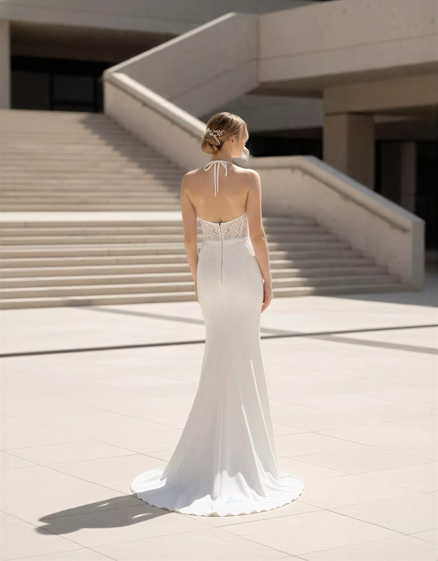 vestido-novia-vanya-atelierboheme-encaje-escotecerrado-espaldaenu-atelierdebodas