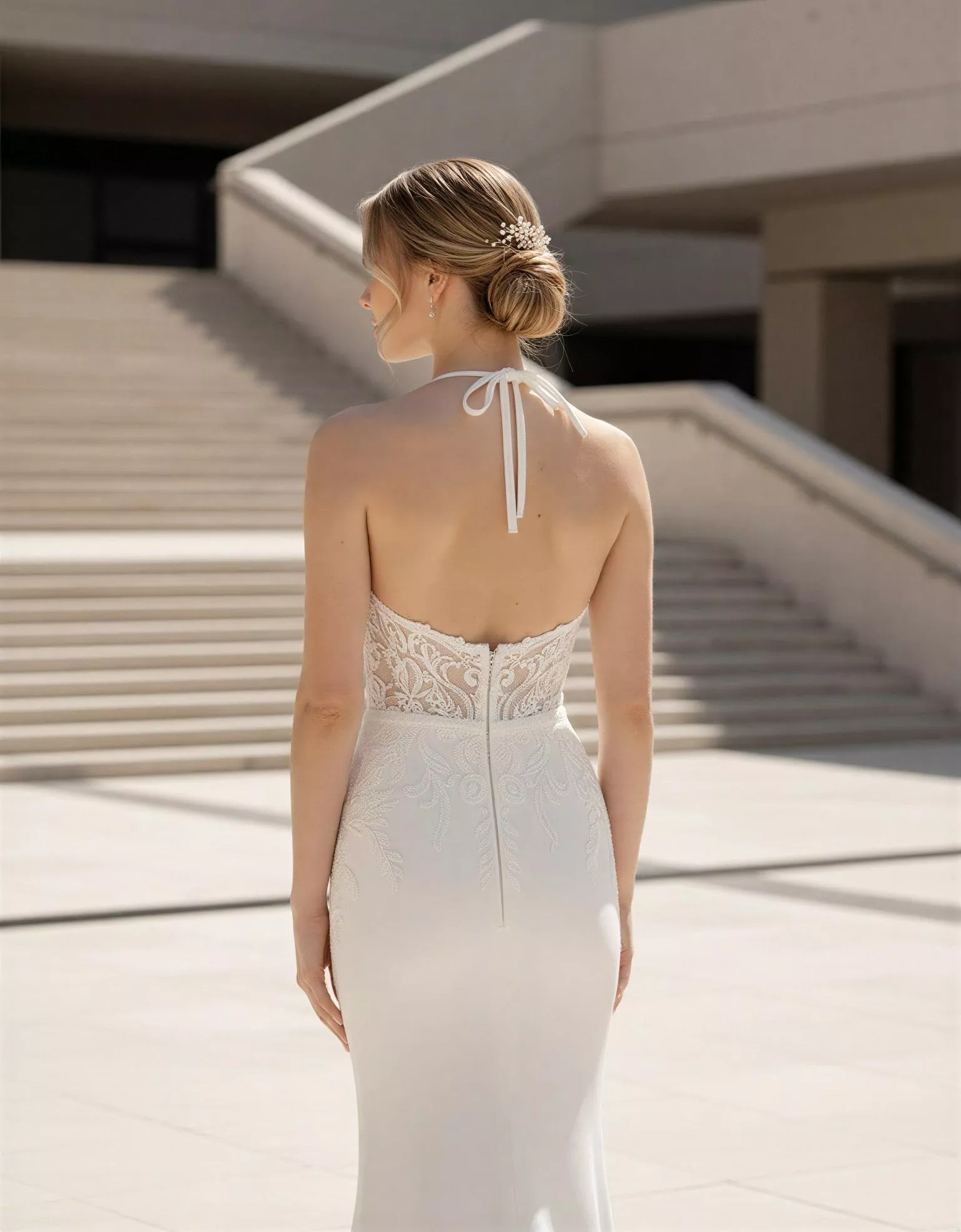 vestido-novia-vanya-atelierboheme-encaje-escotecerrado-espaldaenu-atelierdebodas