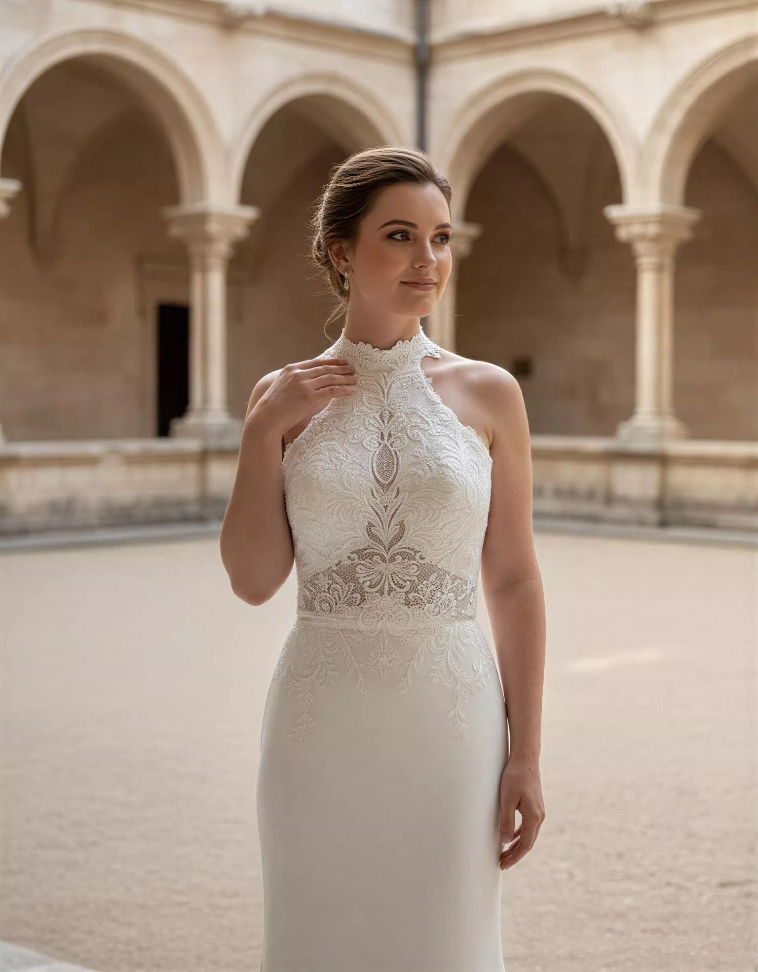 vestido-novia-oslo-atelierromance-encaje-escotecerrado-espaldaabierta-atelierdebodas