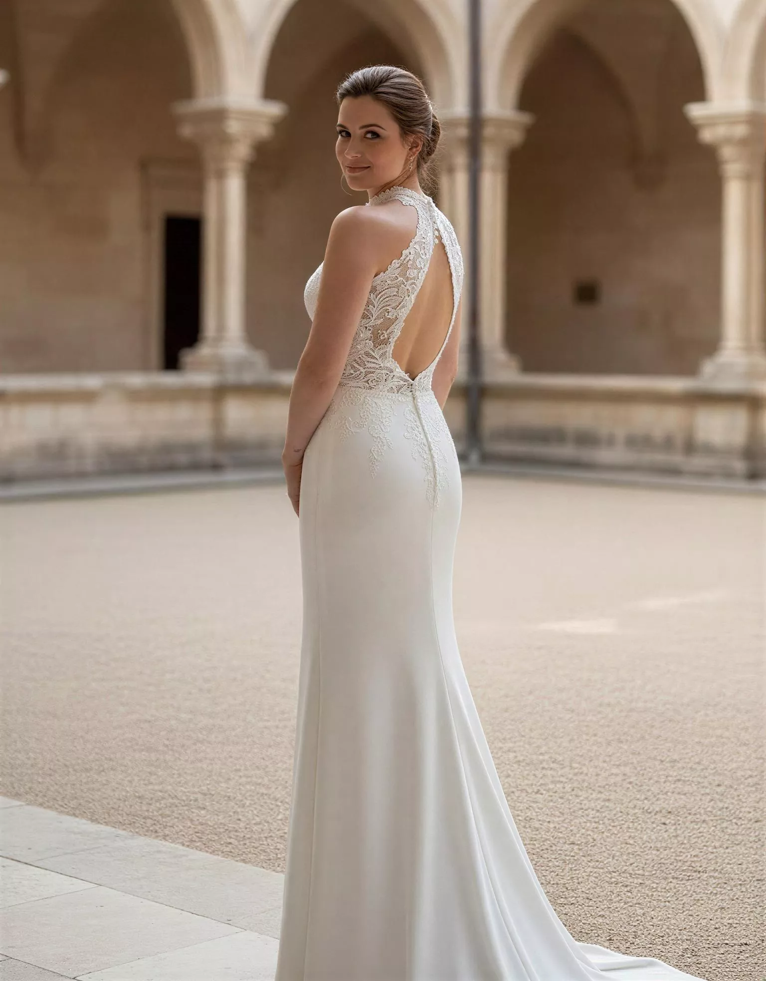 vestido-novia-oslo-atelierromance-encaje-escotecerrado-espaldaabierta-atelierdebodas