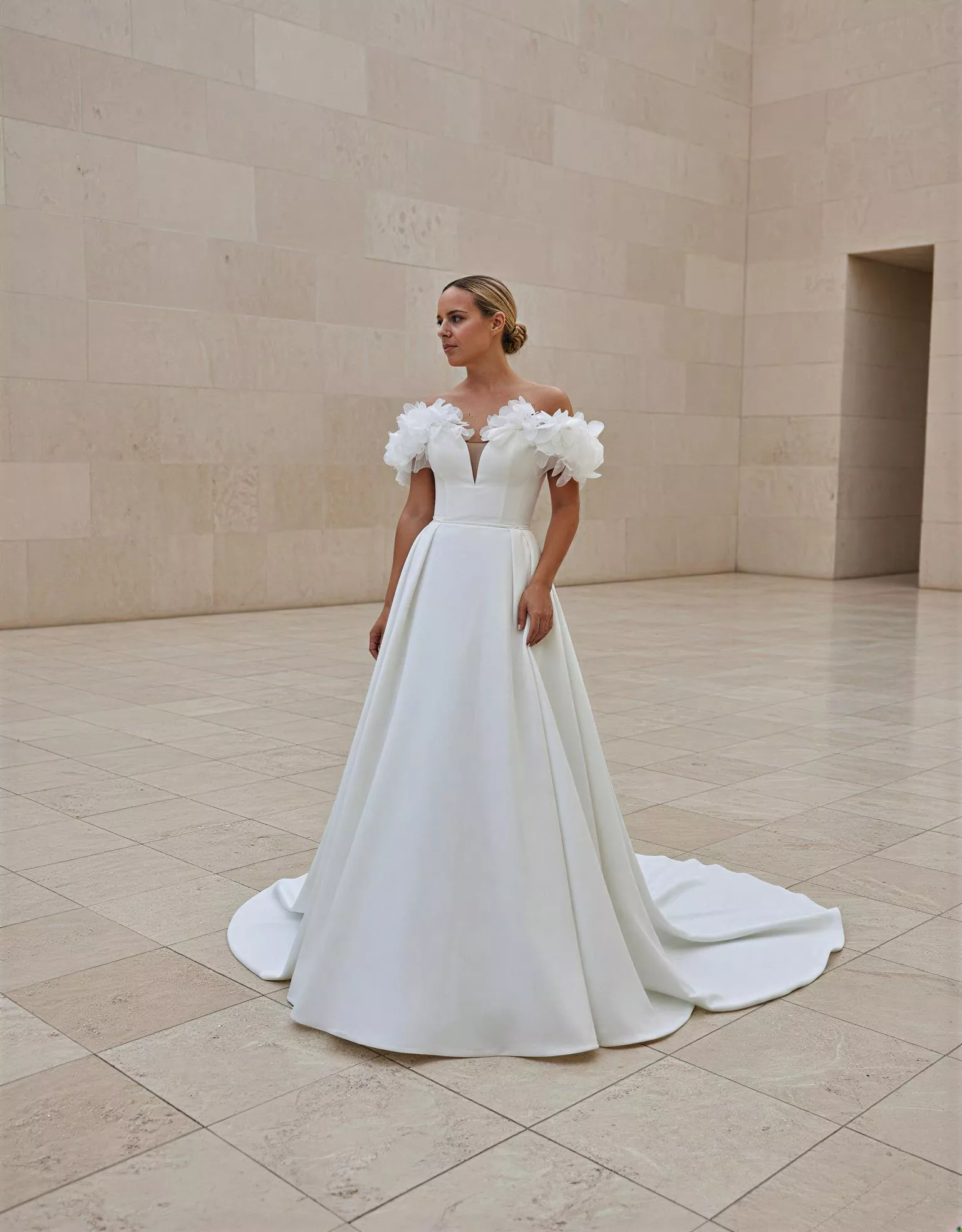 vestido-novia-peonia-atelieressentials-crepé-escoteenv-espaldaenv-atelierdebodas