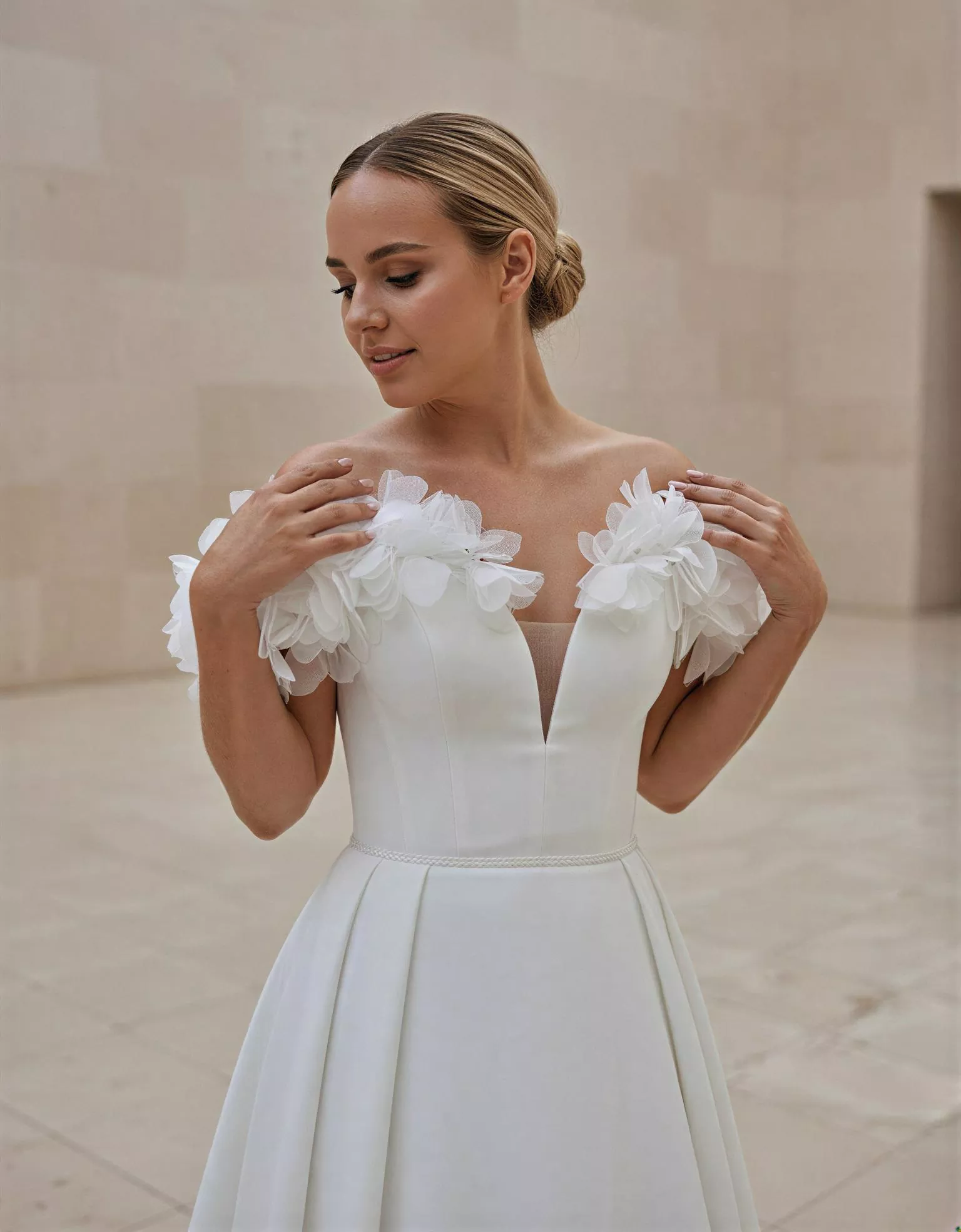 vestido-novia-peonia-atelieressentials-crepé-escoteenv-espaldaenv-atelierdebodas