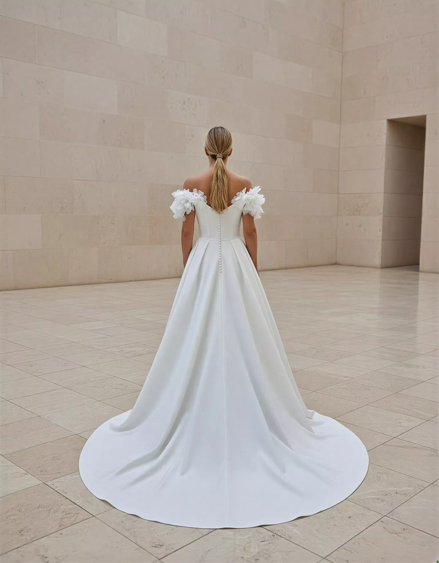 vestido-novia-peonia-atelieressentials-crepé-escoteenv-espaldaenv-atelierdebodas