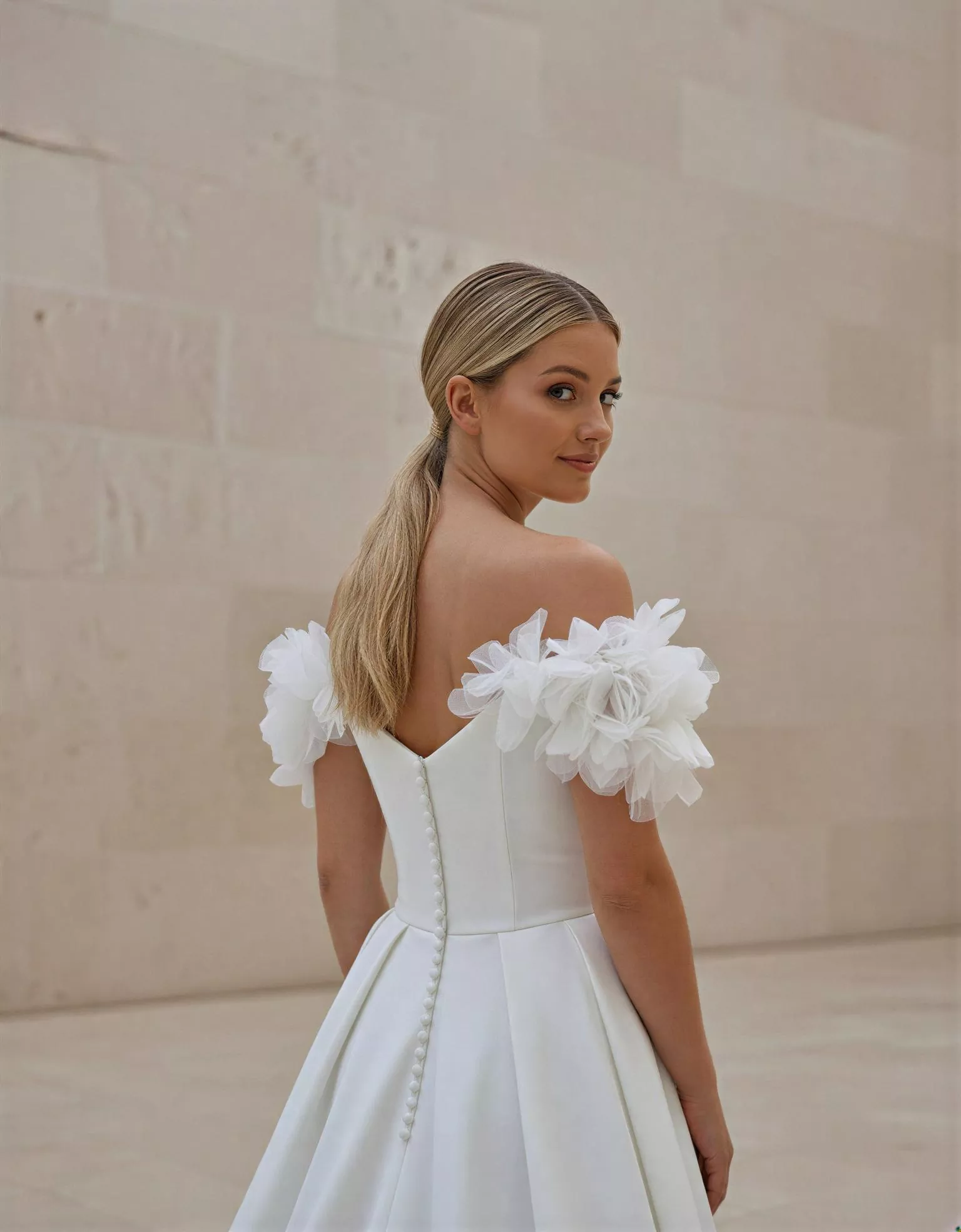 vestido-novia-peonia-atelieressentials-crepé-escoteenv-espaldaenv-atelierdebodas