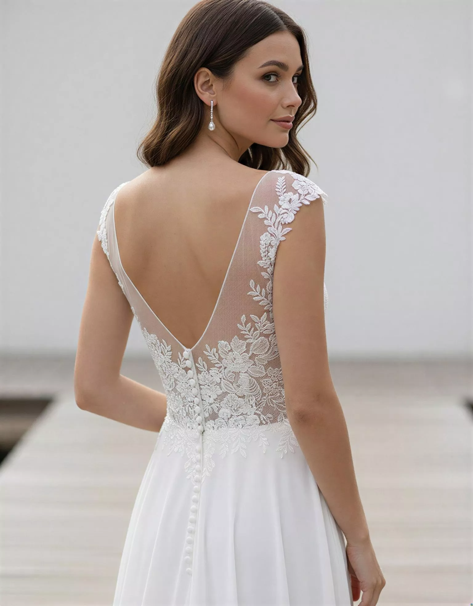 vestido-novia-piroman-atelierromance-satén-escotecorazón-espaldaenv-atelierdebodas