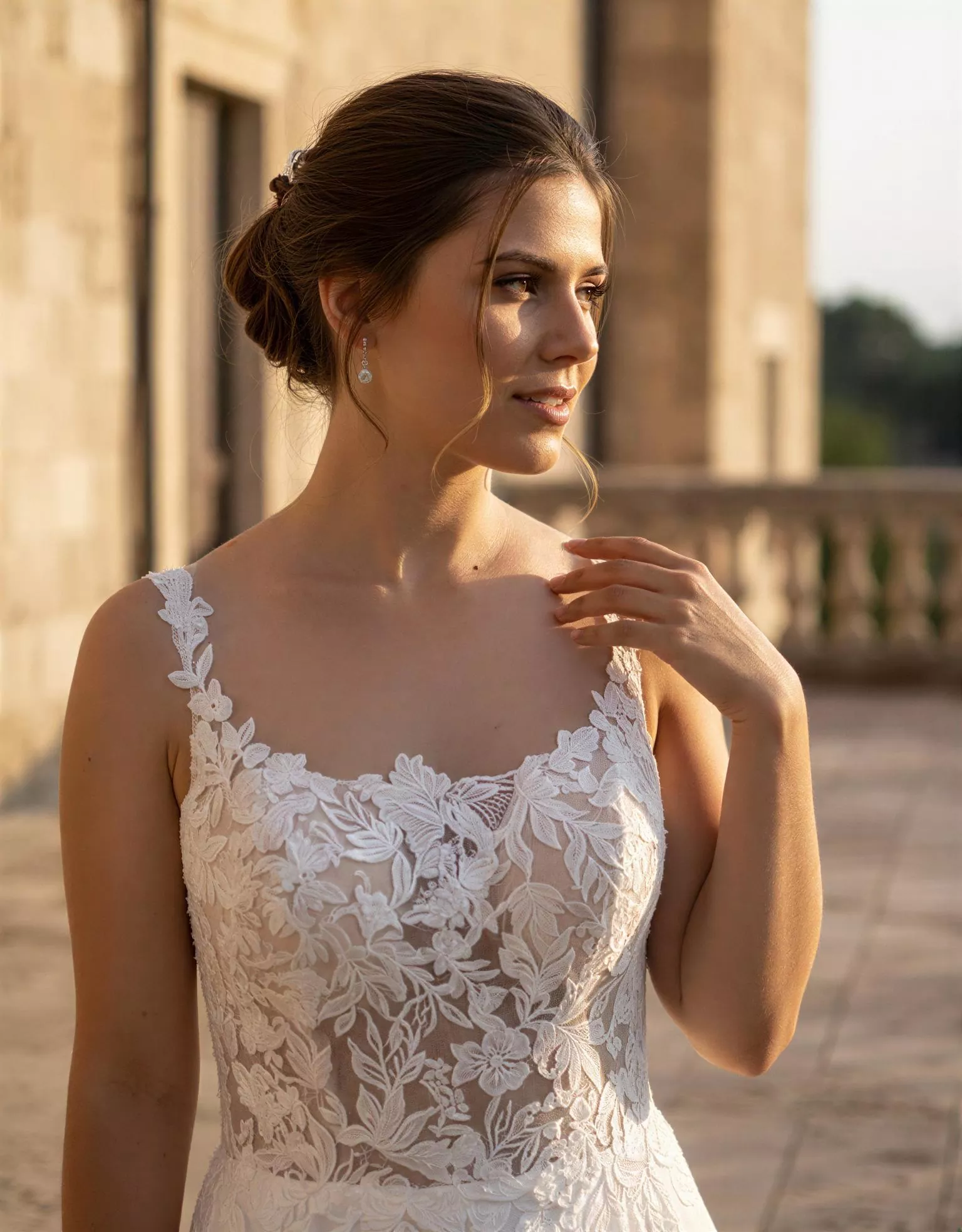 vestido-novia-puro-atelierboheme-encaje-escoterecto-espaldaenv-atelierdebodas