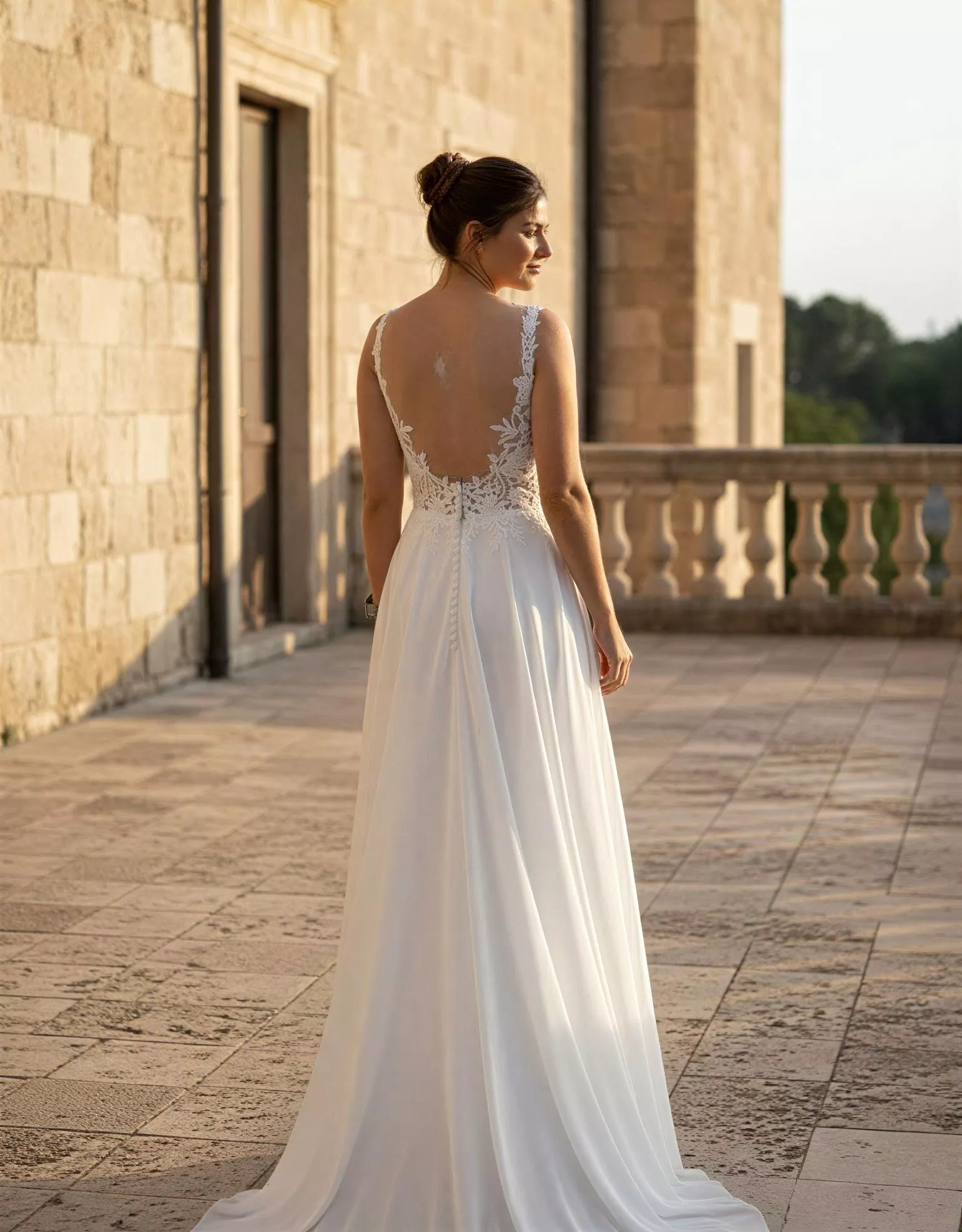 vestido-novia-puro-atelierboheme-encaje-escoterecto-espaldaenv-atelierdebodas