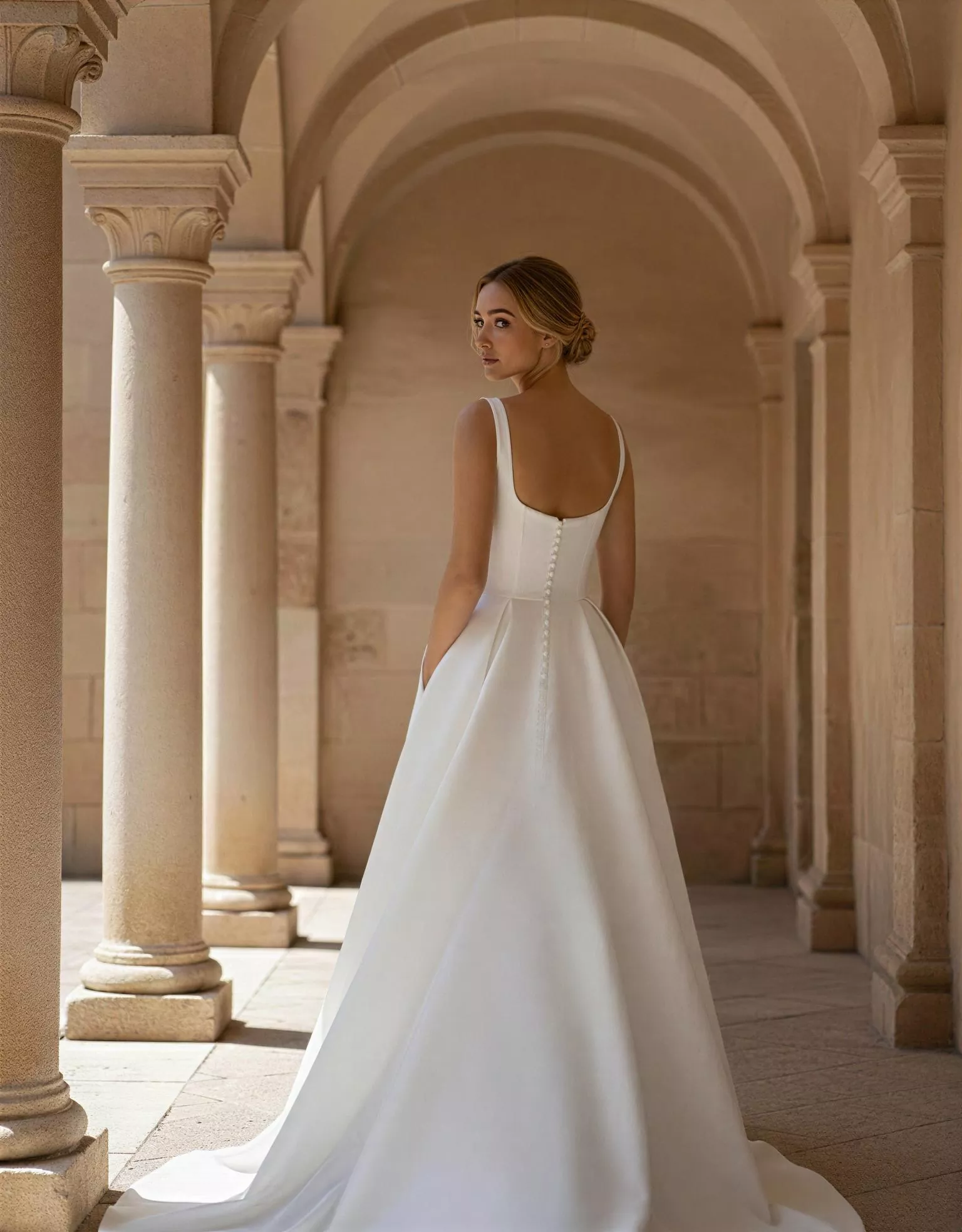 vestido-novia-pixie-atelierromance-crepé-escoterecto-espaldarecta-atelierdebodas