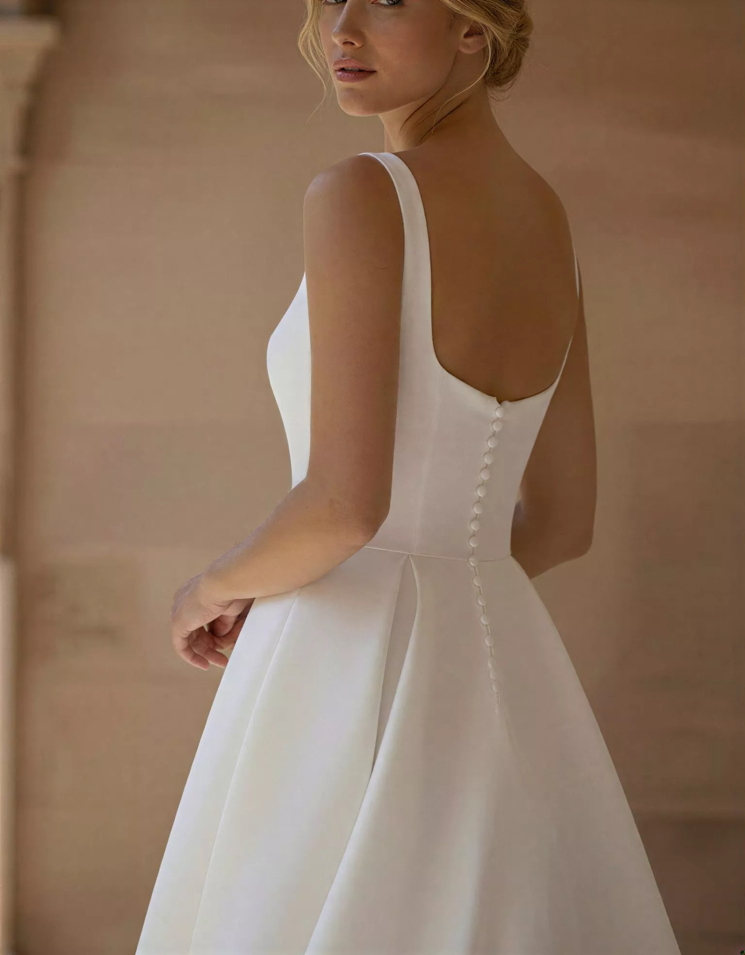 vestido-novia-pixie-atelierromance-crepé-escoterecto-espaldarecta-atelierdebodas