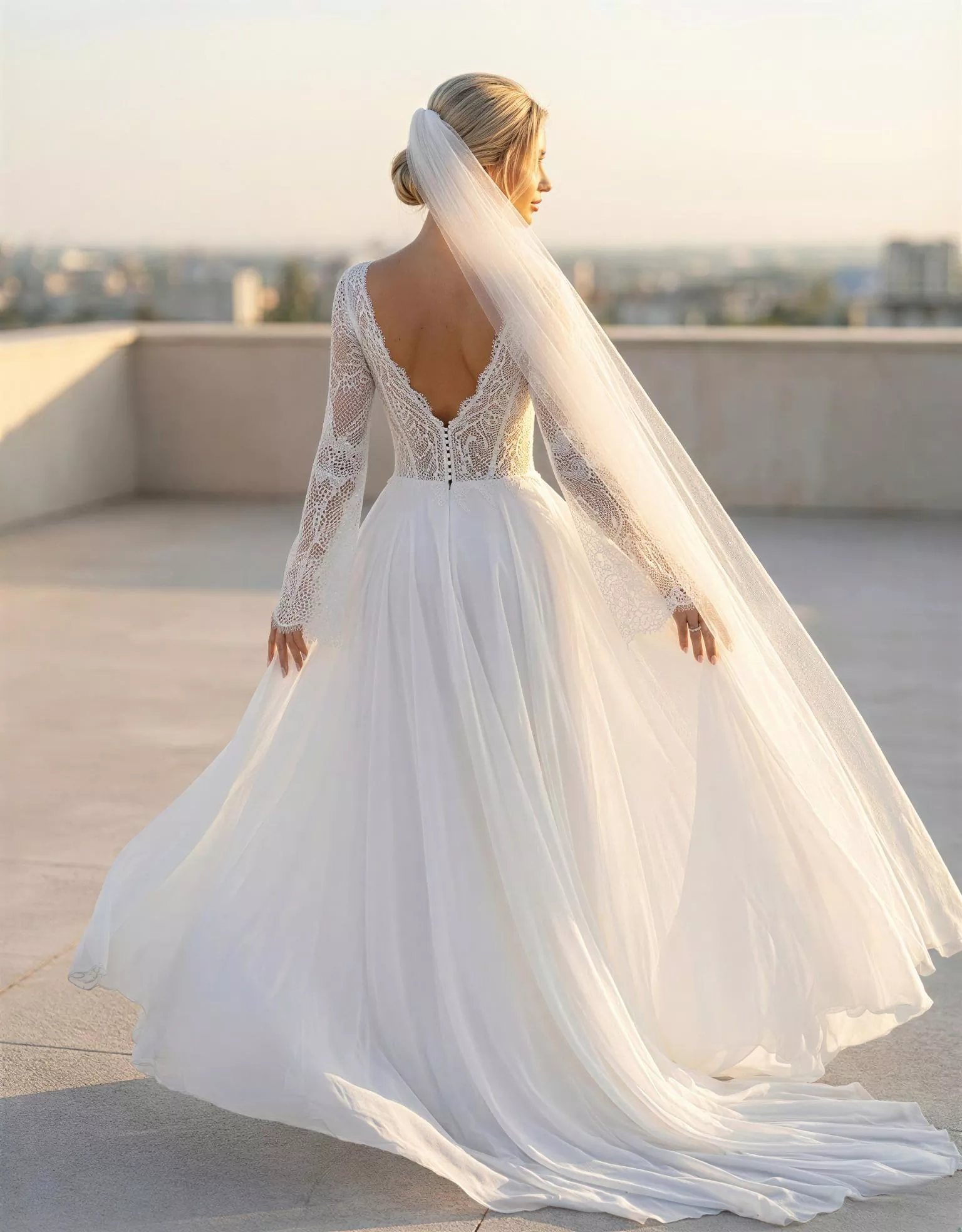 vestido-novia-paline-ateliercouture-encaje-escotecorazón-espaldaenv-atelierdebodas