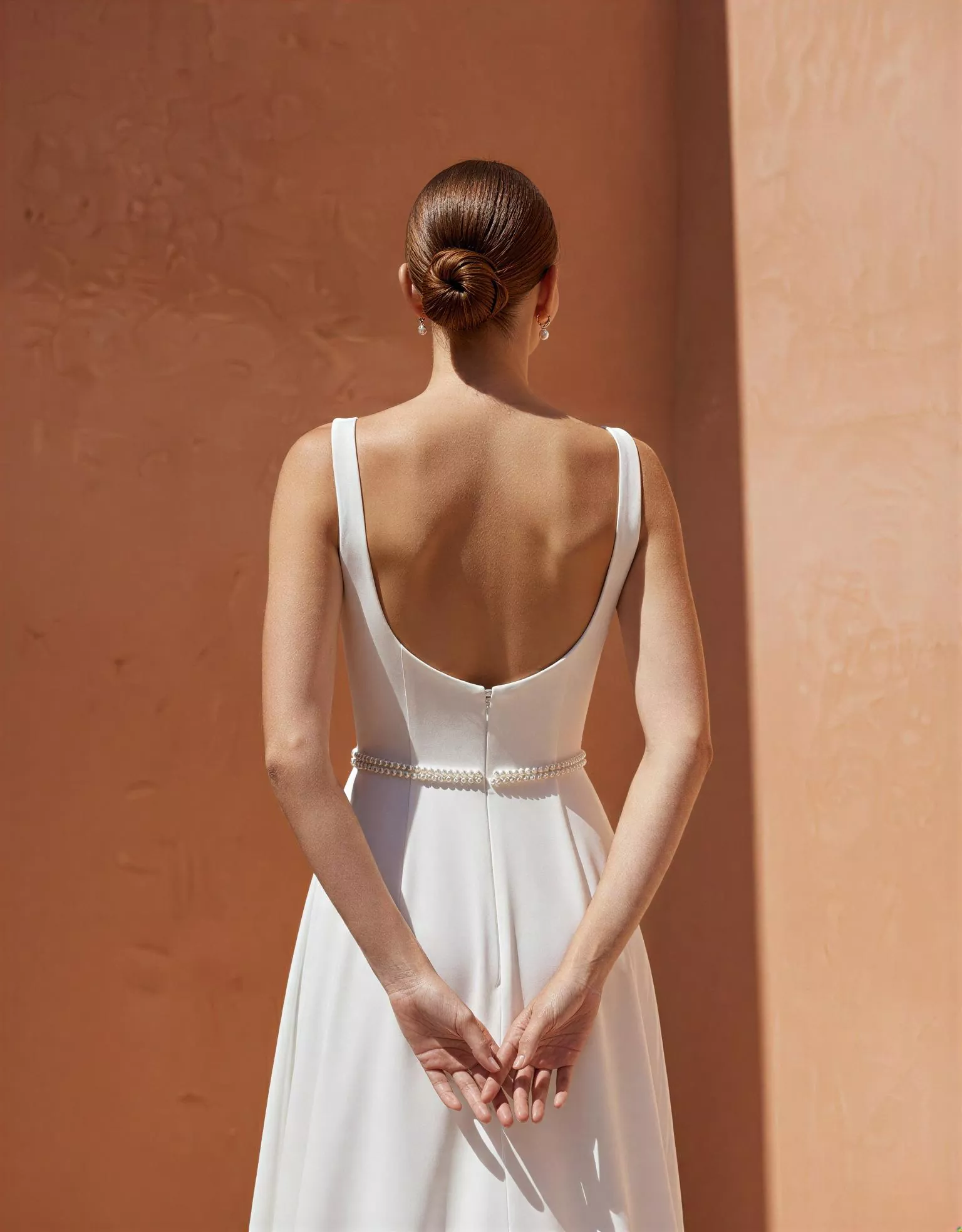 vestido-novia-kaya-atelieressential-crepé-escoteenv-espaldaenv-atelierdebodas