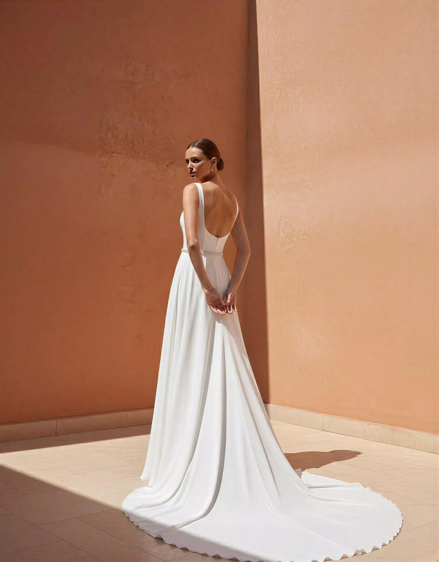 vestido-novia-kaya-atelieressential-crepé-escoteenv-espaldaenv-atelierdebodas