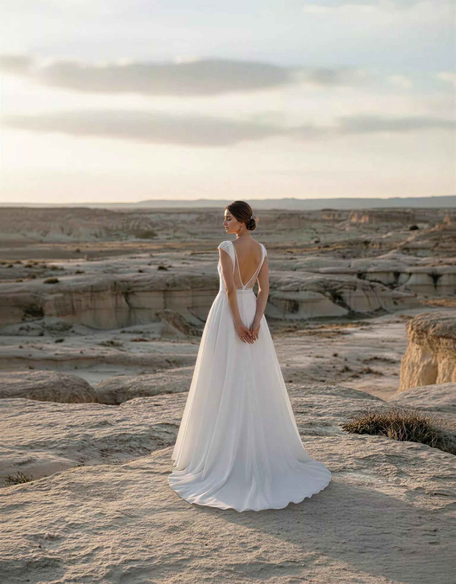 vestido-novia-elara-atelieressential-crepé-escoteenv-espaldaenv-atelierdebodas