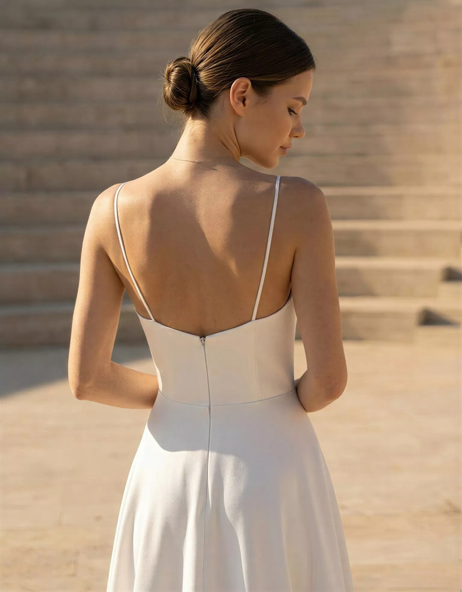 vestido-novia-berlin-atelieressential-crepé-escoterecto-espaldenv-atelierdebodas