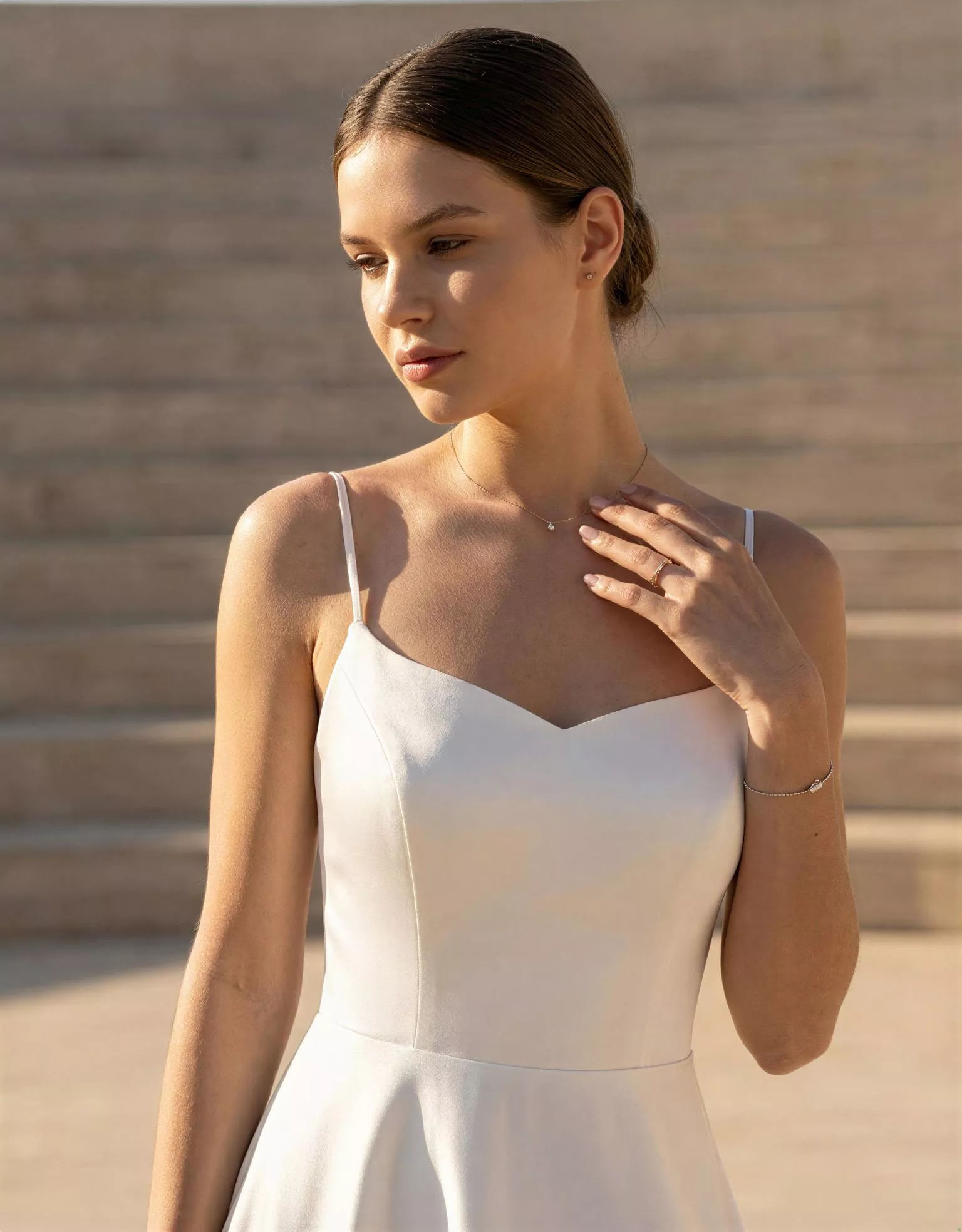 vestido-novia-berlin-atelieressential-crepé-escoterecto-espaldenv-atelierdebodas