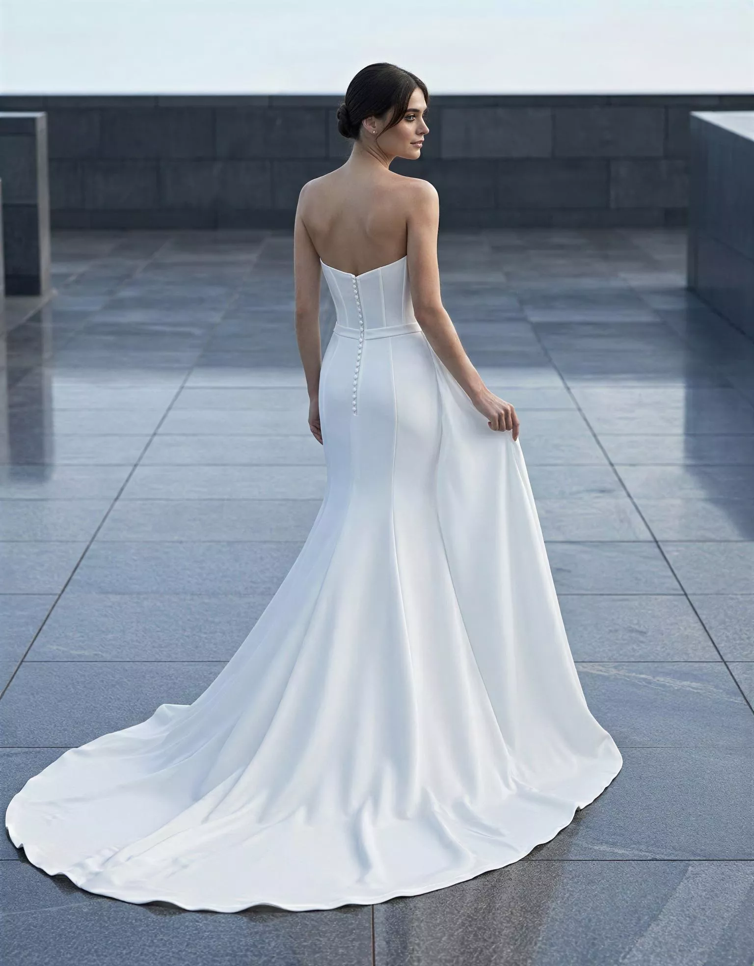 vestido-novia-otta-atelierromance-crepé-escotecorazón-espaldenv-atelierdebodas