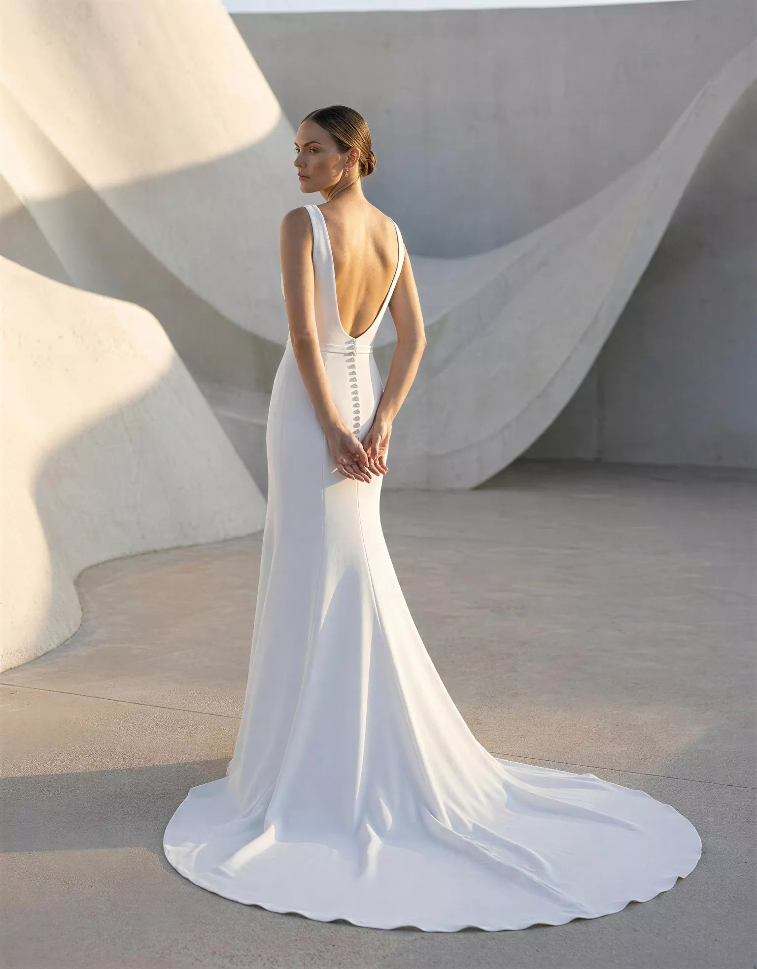 vestido-novia-jacinto-atelierromance-crepé-escoteenv-espaldenu-atelierdebodas