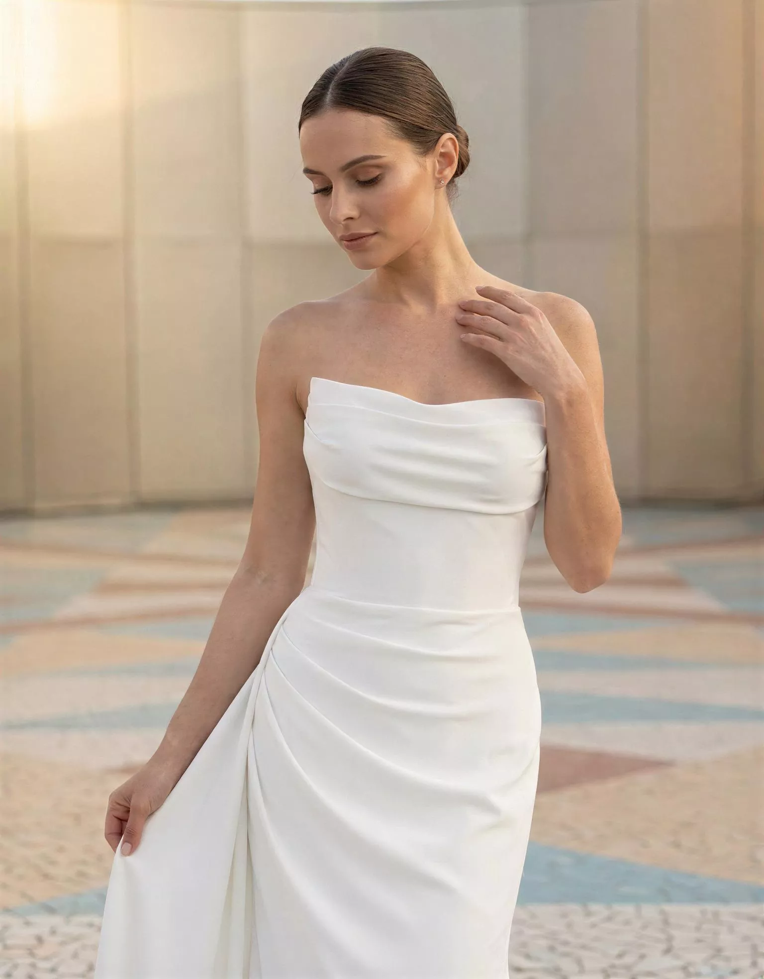 vestido-novia-hythera-atelierboheme-crepé-escoterecto-espaldaenu-atelierdebodas