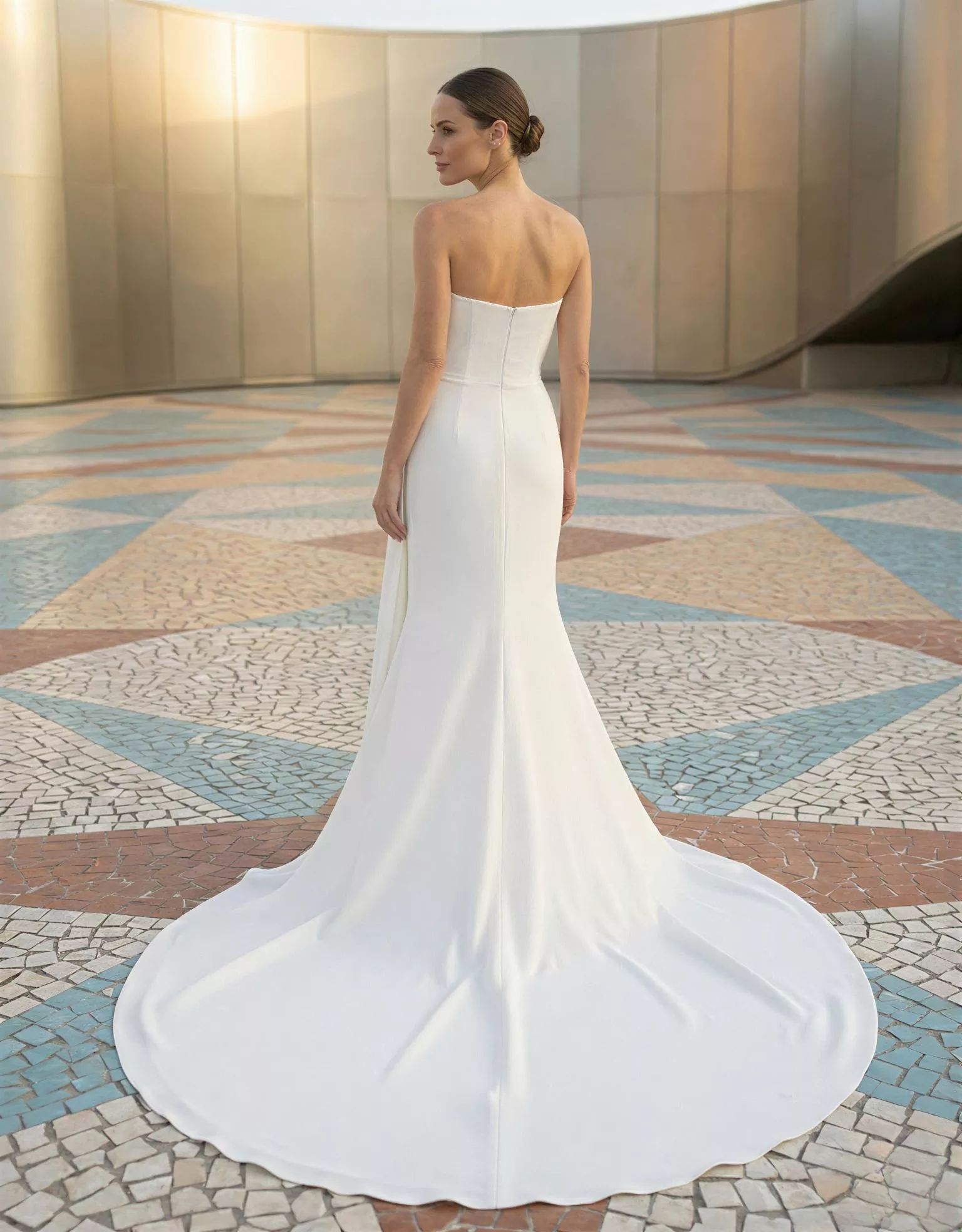 vestido-novia-hythera-atelierboheme-crepé-escoterecto-espaldaenu-atelierdebodas