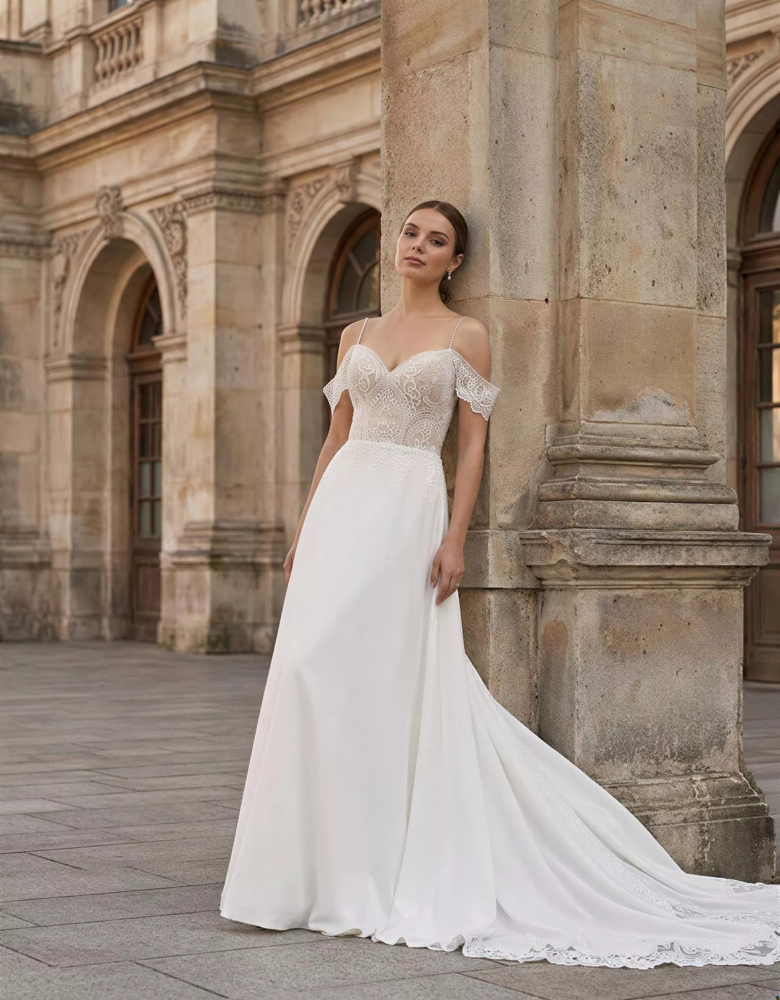 vestido-novia-harmidra-atelierboheme-encaje-escotecorazón-espaldaenv-atelierdebodas