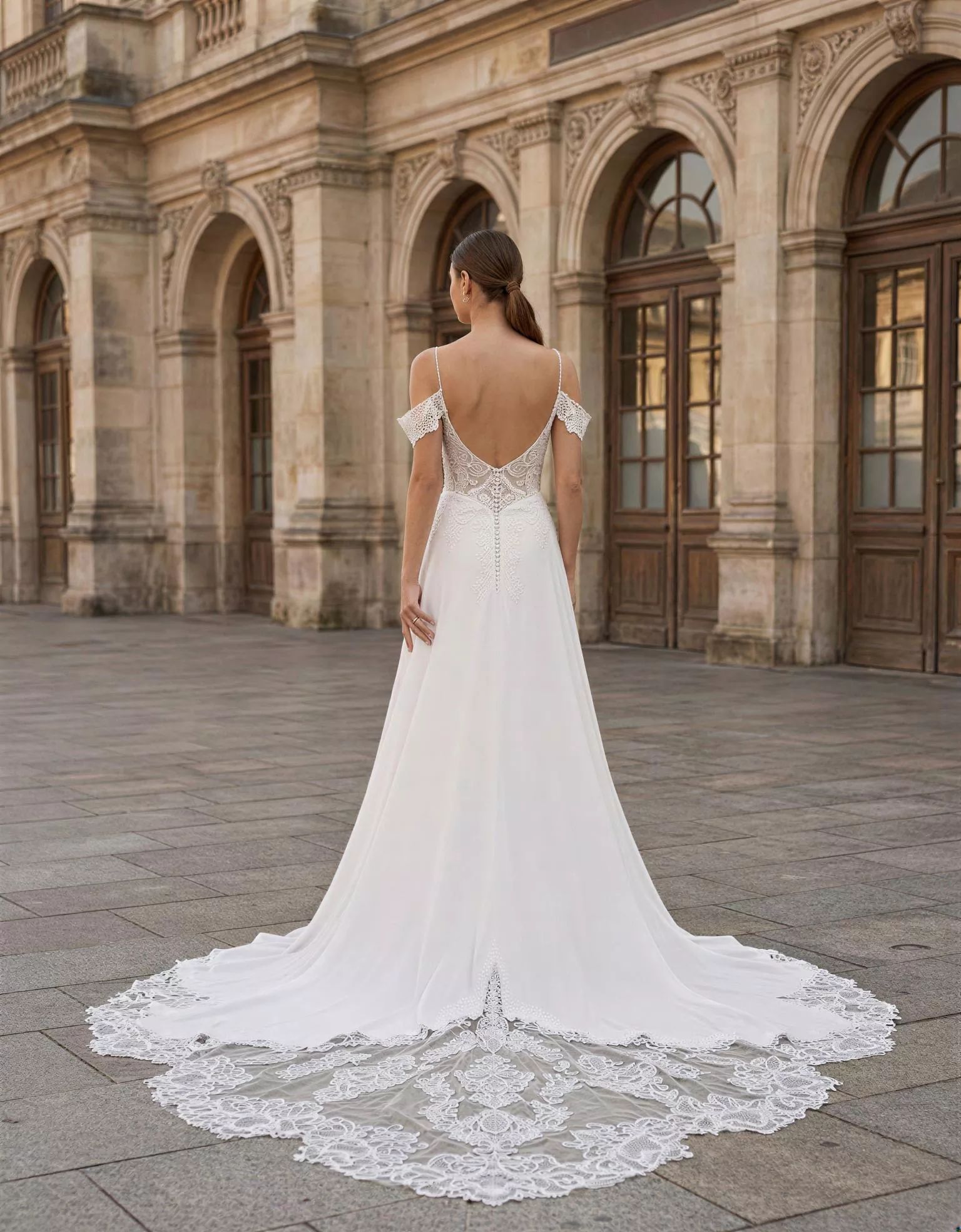 vestido-novia-harmidra-atelierboheme-encaje-escotecorazón-espaldaenv-atelierdebodas
