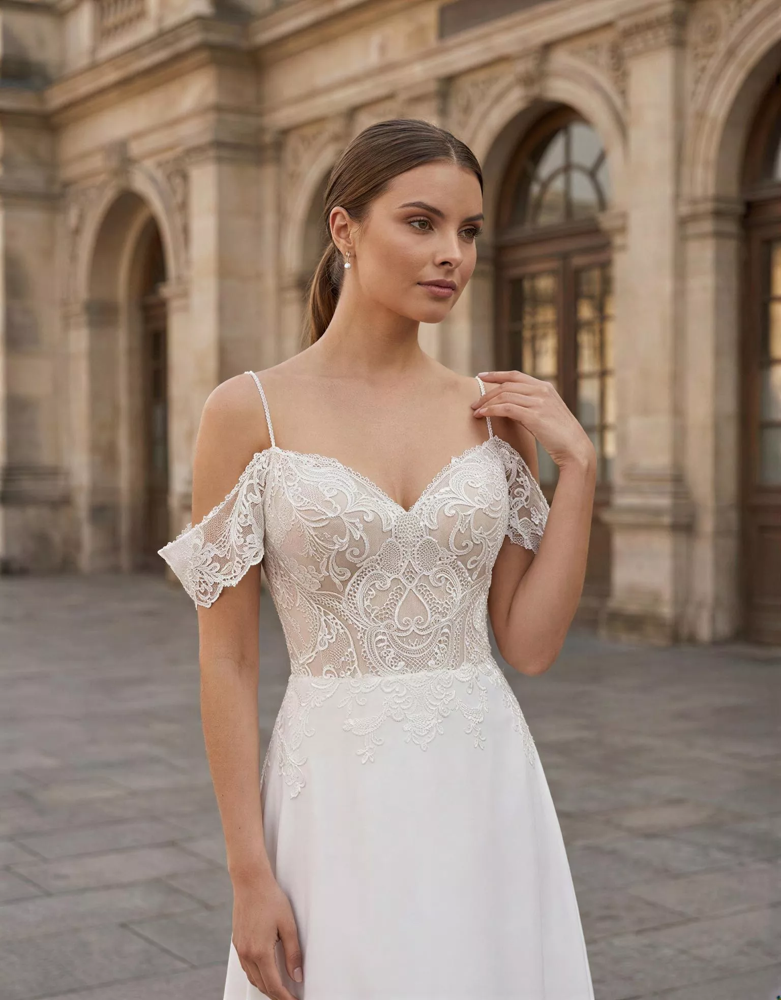 vestido-novia-harmidra-atelierboheme-encaje-escotecorazón-espaldaenv-atelierdebodas
