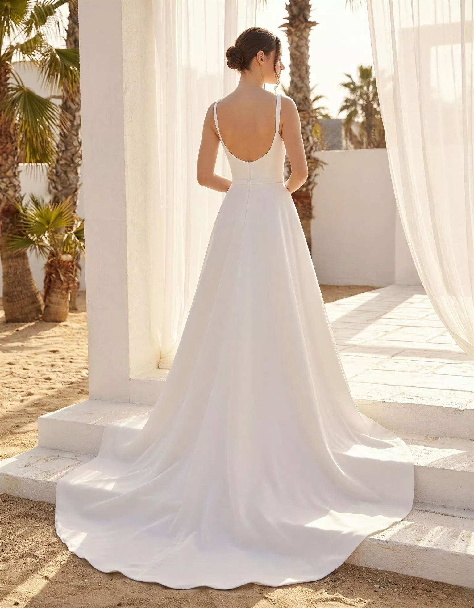 vestido-novia-dalila-atelieressential-crepé-escoterecto-espaldaenv-atelierdebodas