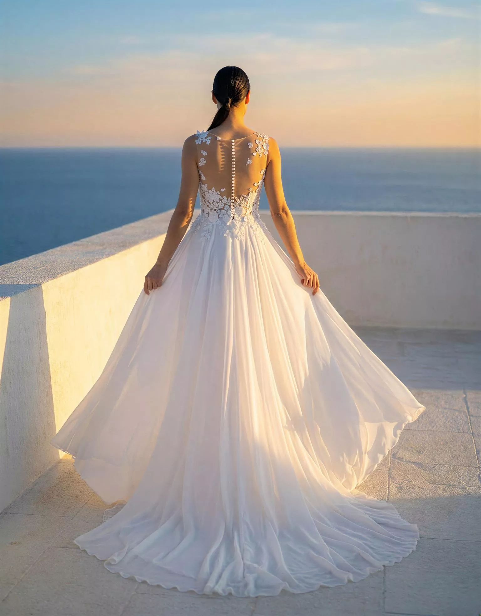 vestido-novia-alizeh-atelierromance-encaje-escotecorazón-espaldaenv-atelierdebodas