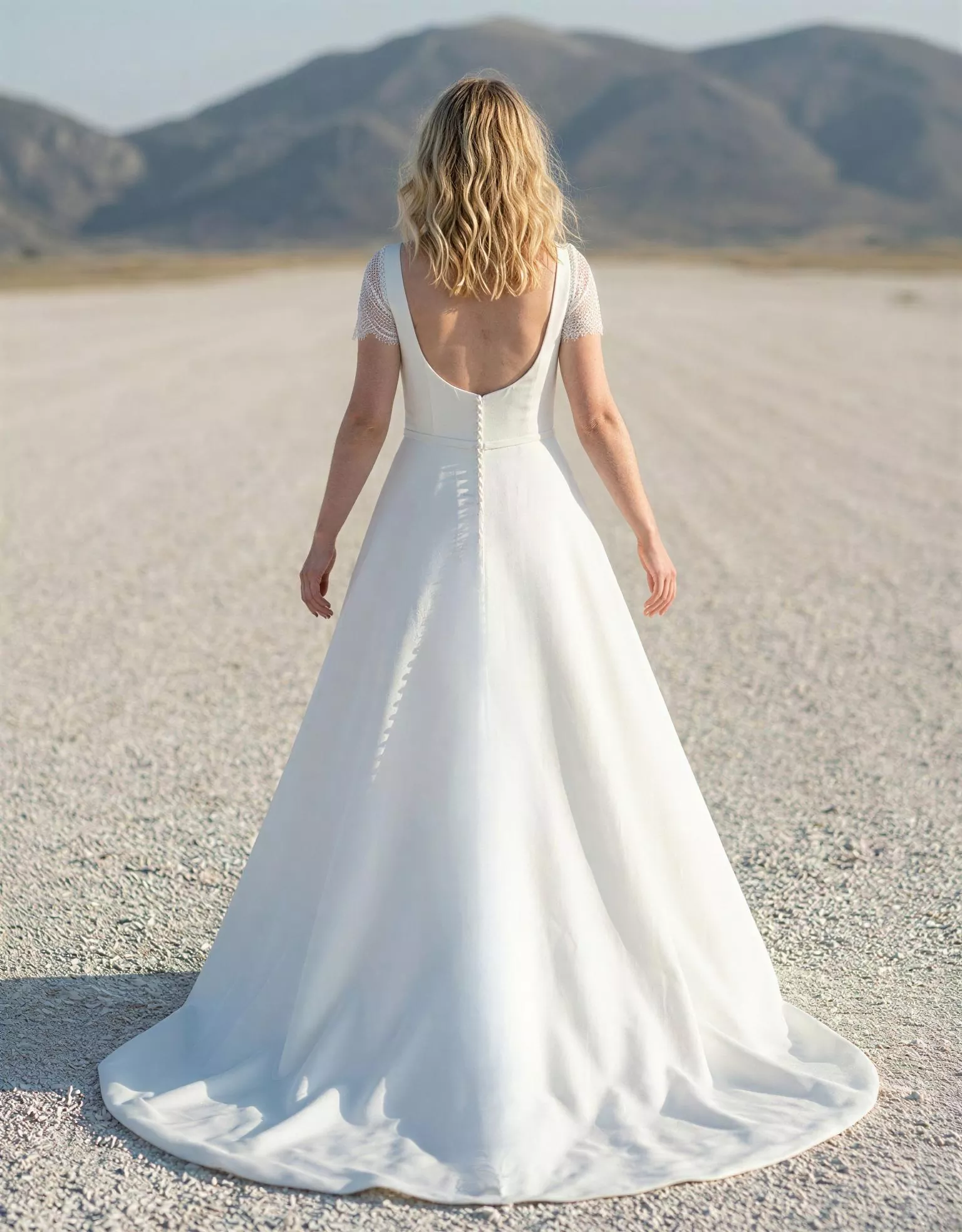 vestido-novia-fresia-atelierboheme-satén-escoterecto-espaldaenu-atelierdebodas