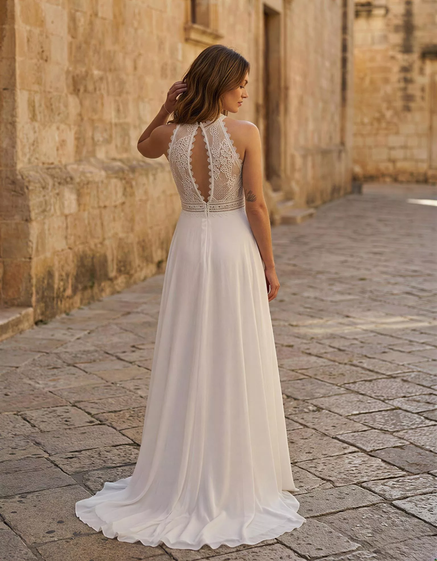 vestido-novia-camelia-atelierromance-encaje-escotecerrado-espaldaabierta-atelierdebodas