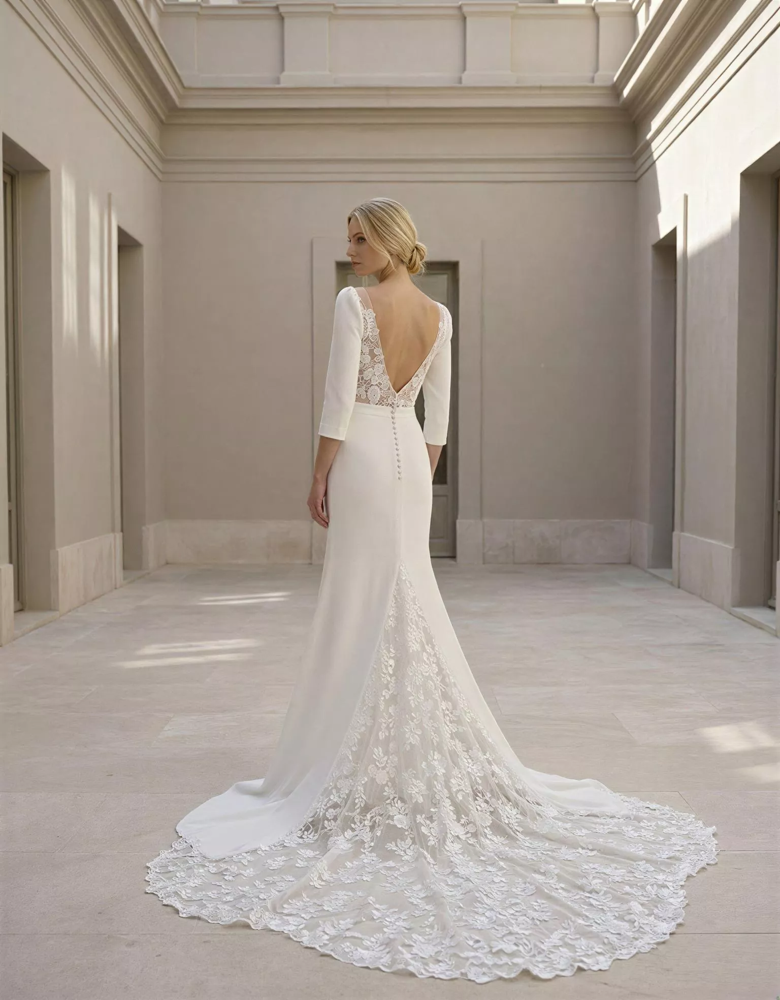 vestido-novia-luan-atelierboheme-mikado-escoterecto-espaldaenv-atelierdebodas