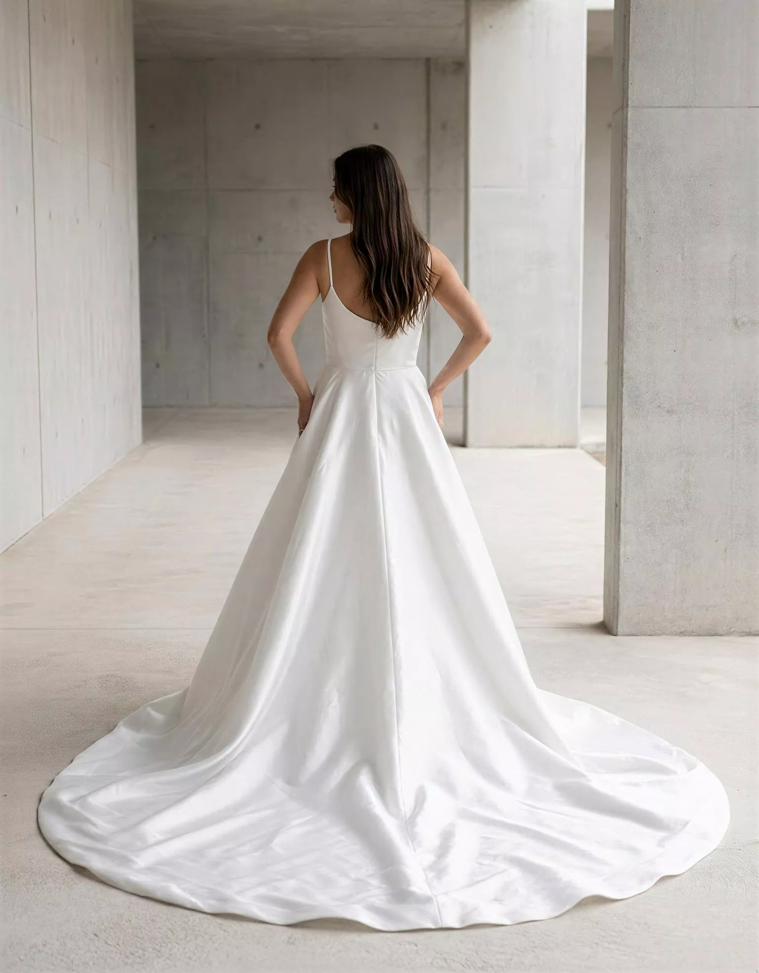 vestido-novia-solera-atelieressential-satén-escoterecto-espaldaenu-atelierdebodas