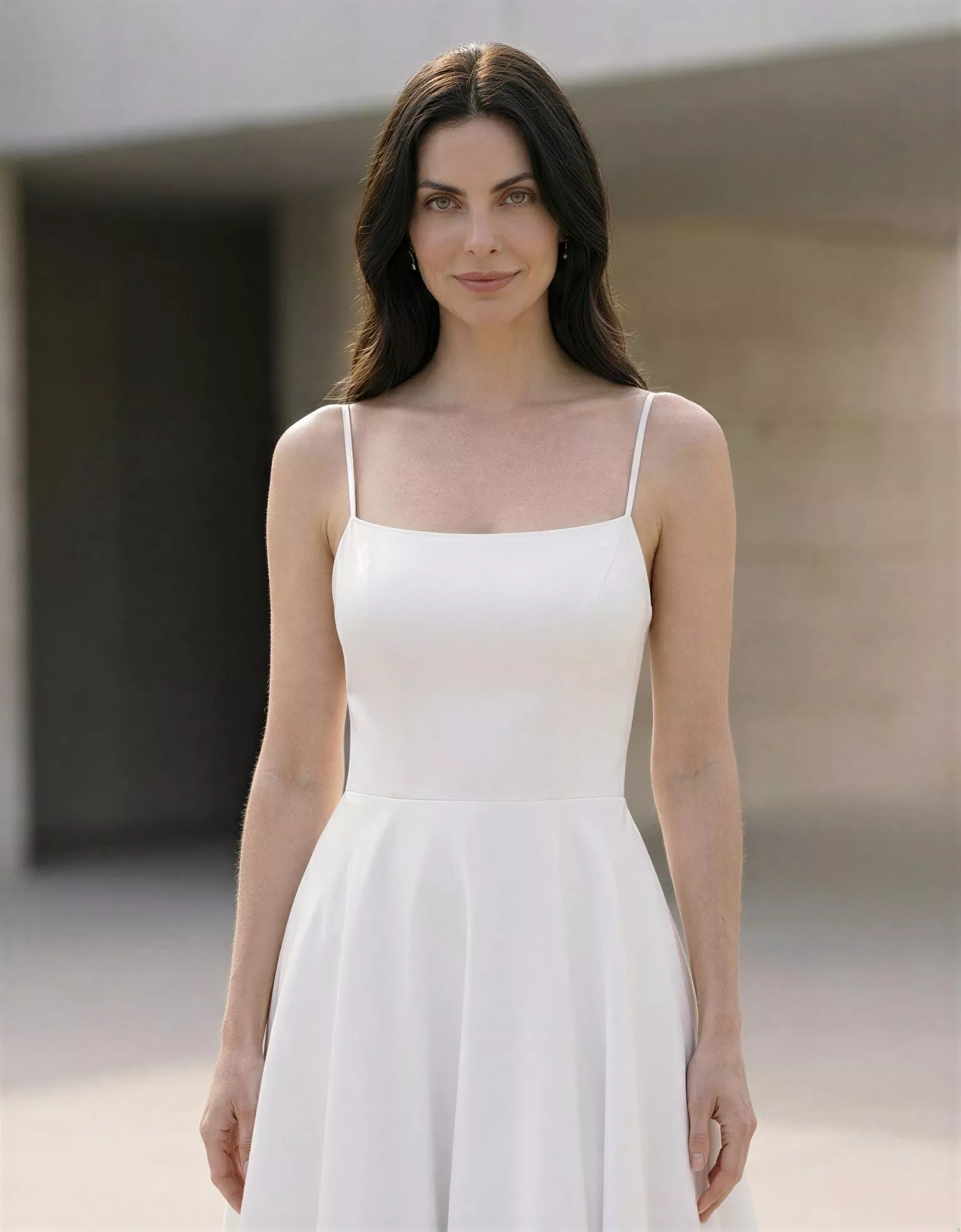 vestido-novia-solera-atelieressential-satén-escoterecto-espaldaenu-atelierdebodas