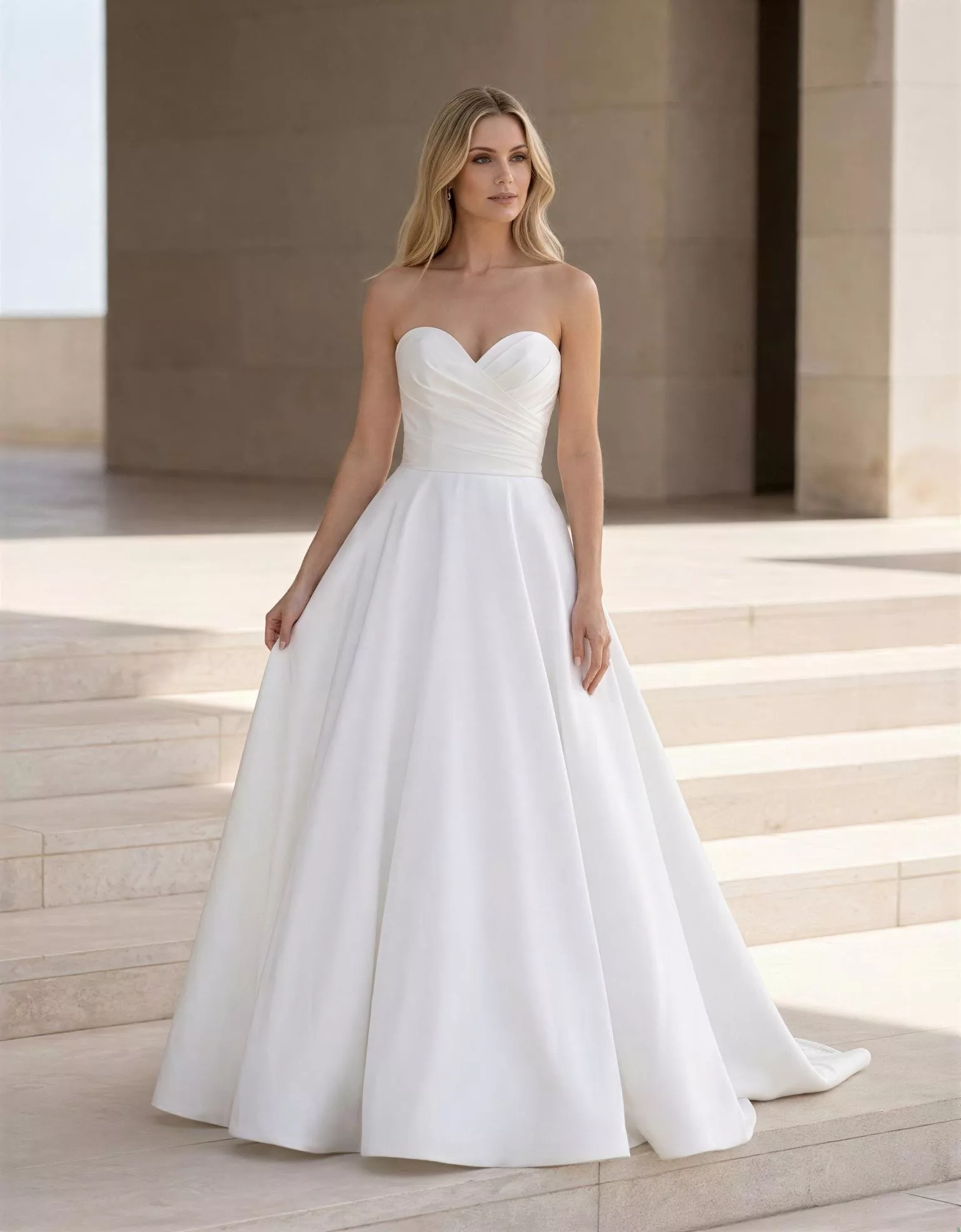 vestido-novia-tulipan-atelierromance-satén-escotecorazón-espaldarecta-atelierdebodas