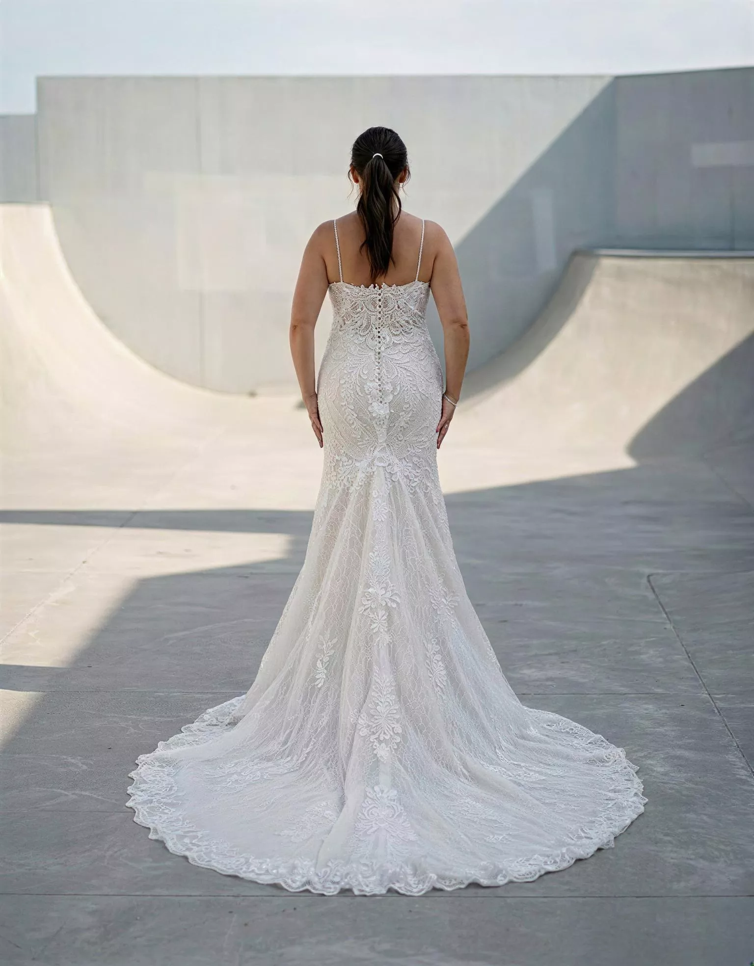 vestido-novia-begonia-ateliercouture-encaje-escoteenv-espaldarecta-espalda-atelierdebodas