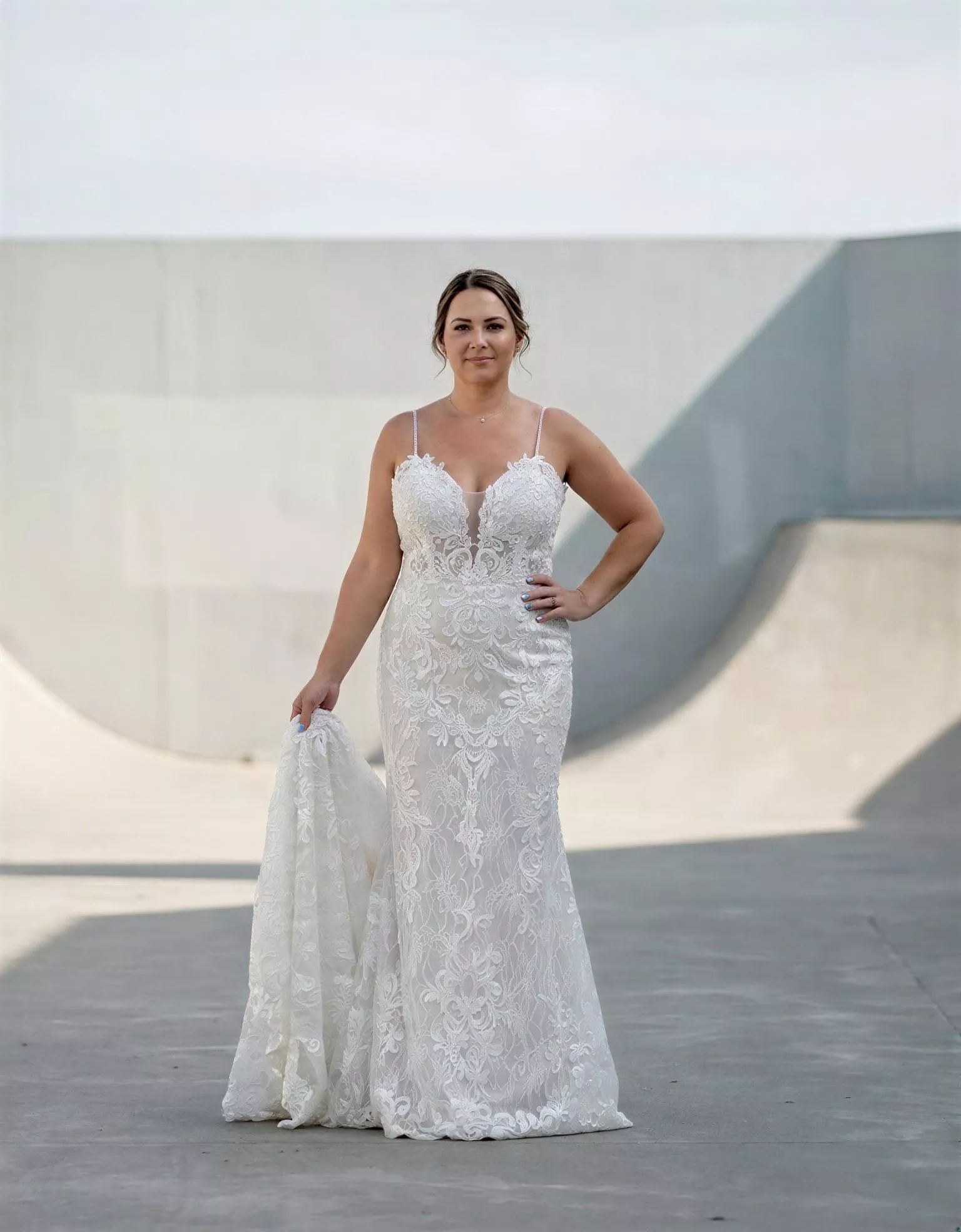 vestido-novia-begonia-ateliercouture-encaje-escoteenv-espaldarecta-frente-atelierdebodas