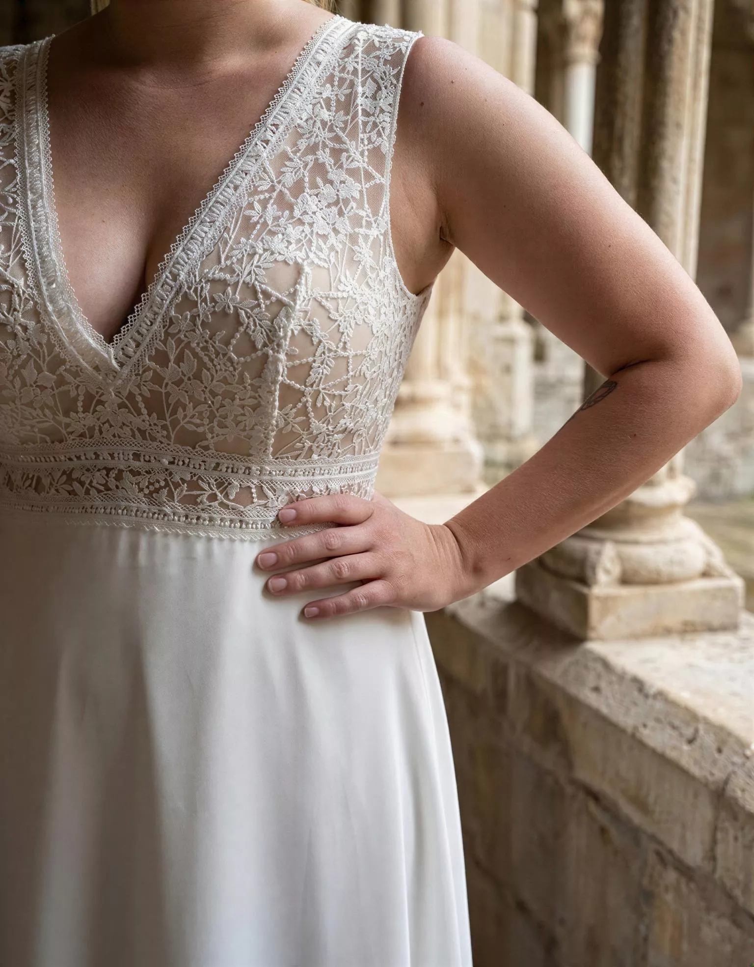 vestido-novia-cedro-atelierromance-encaje-escoteenv-espaldaabierta-detalle-atelierdebodas